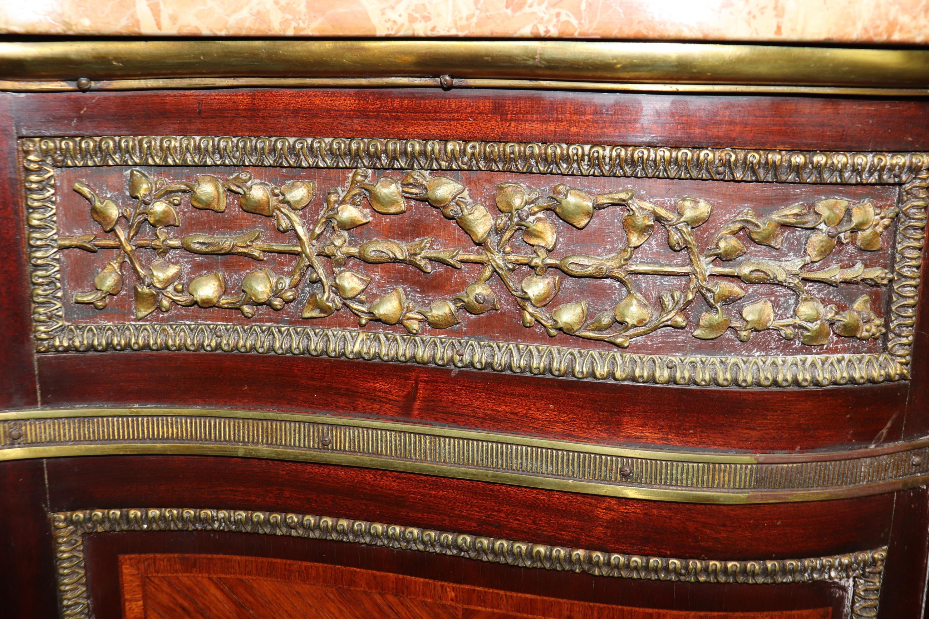 Commode française de qualité avec plateau en marbre monté sur bronze, à la manière de Paul Sormani en vente 6