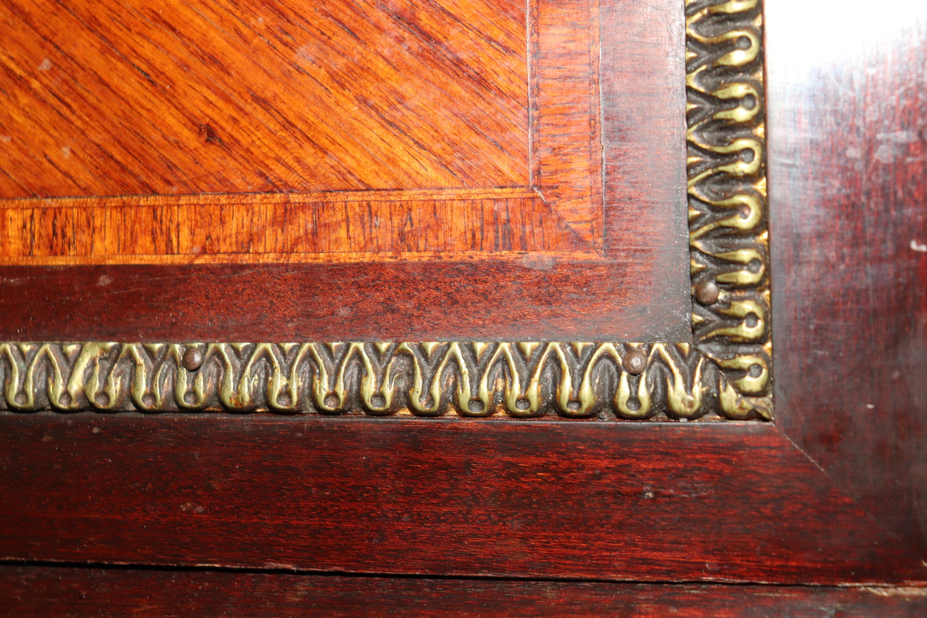 Commode française de qualité avec plateau en marbre monté sur bronze, à la manière de Paul Sormani en vente 7