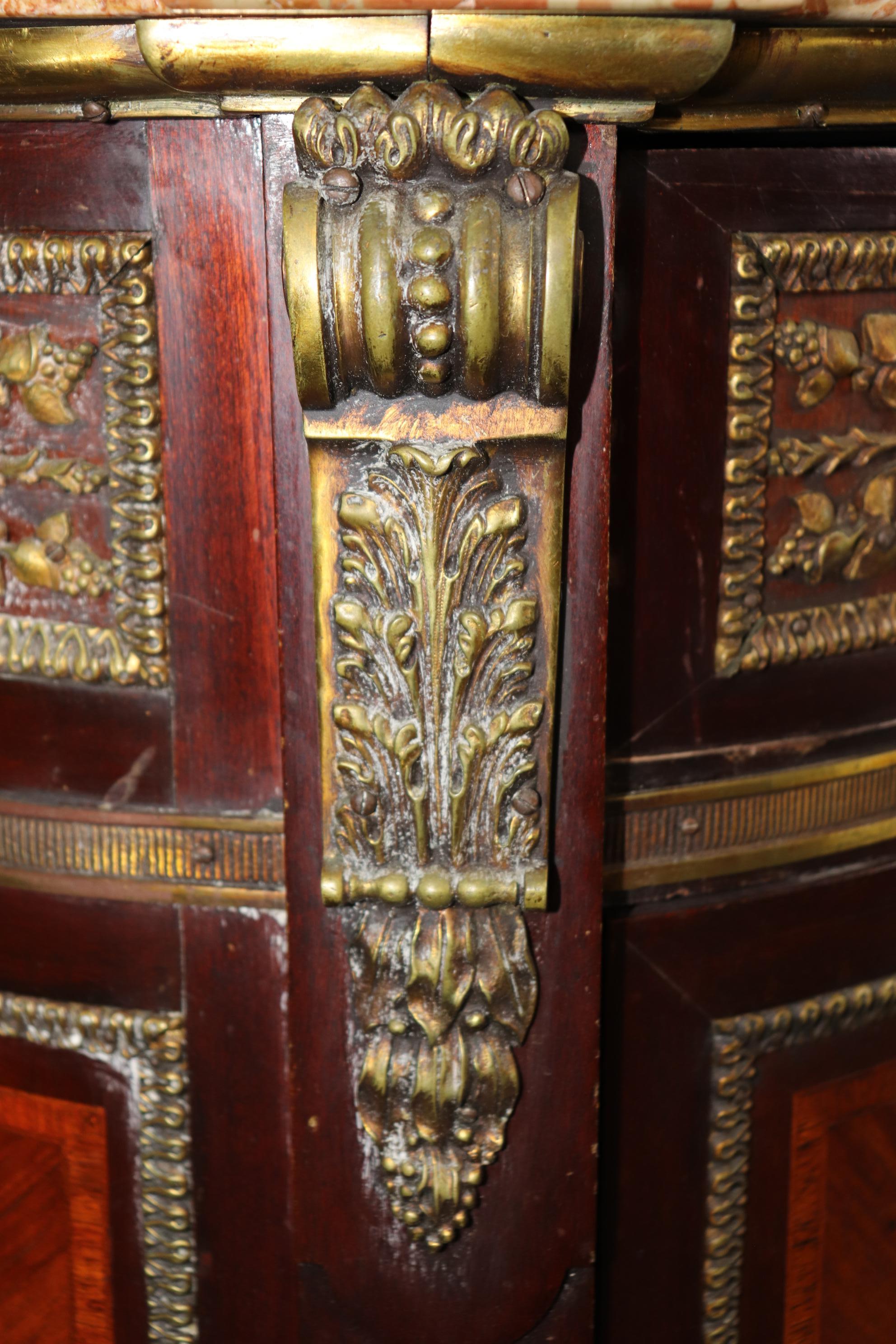 Louis XVI Commode française de qualité avec plateau en marbre monté sur bronze, à la manière de Paul Sormani en vente