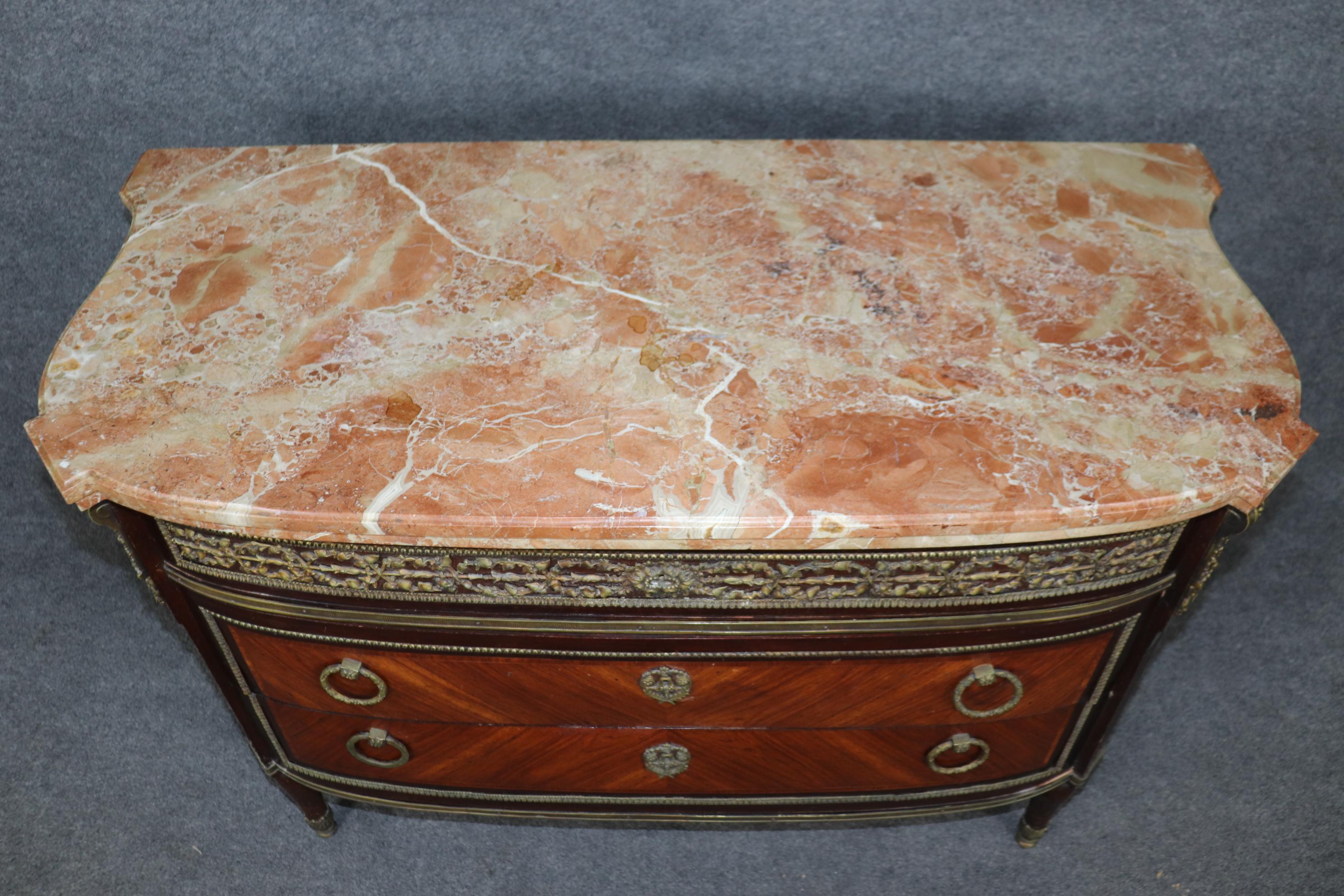 Français Commode française de qualité avec plateau en marbre monté sur bronze, à la manière de Paul Sormani en vente