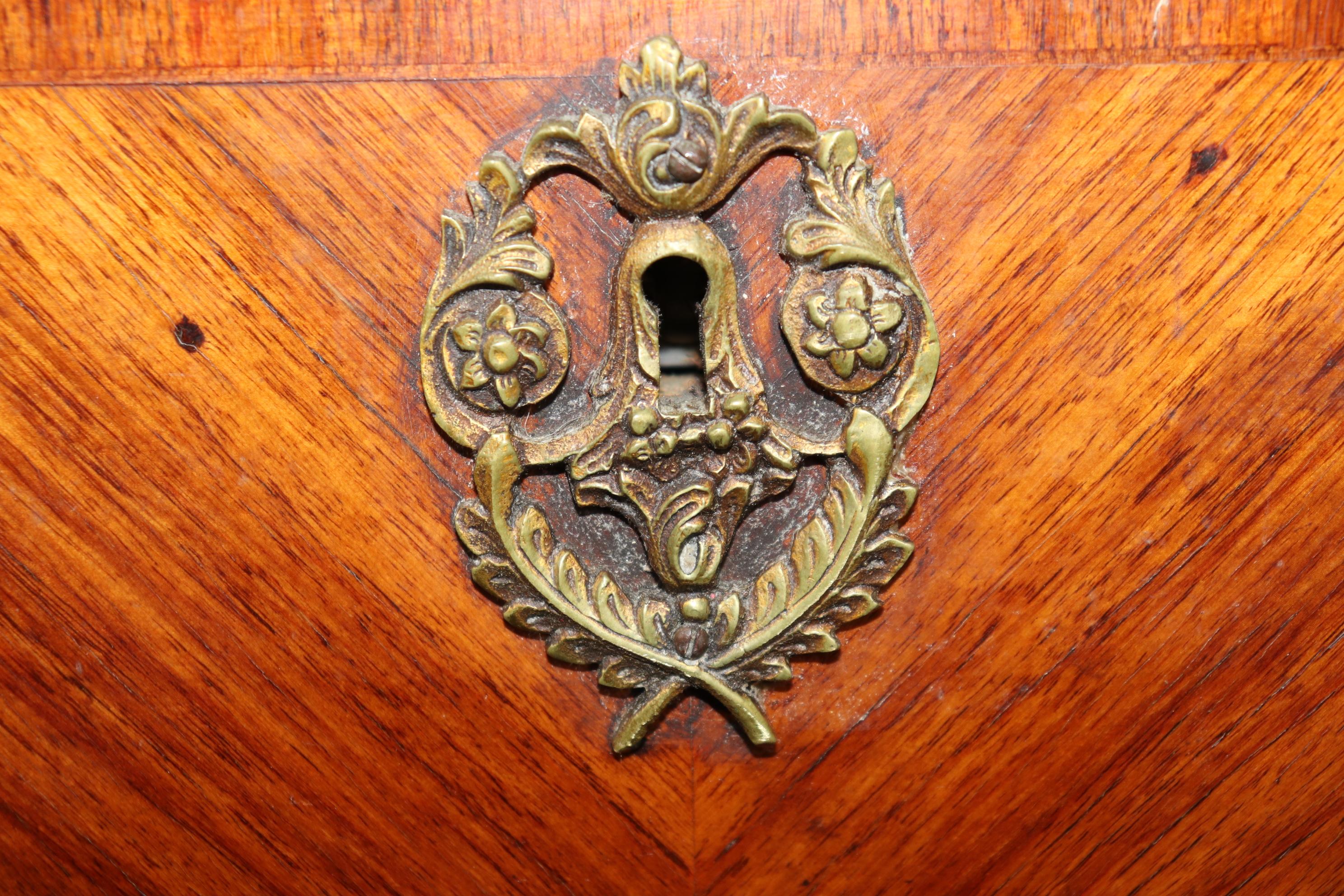 Commode française de qualité avec plateau en marbre monté sur bronze, à la manière de Paul Sormani Bon état - En vente à Swedesboro, NJ