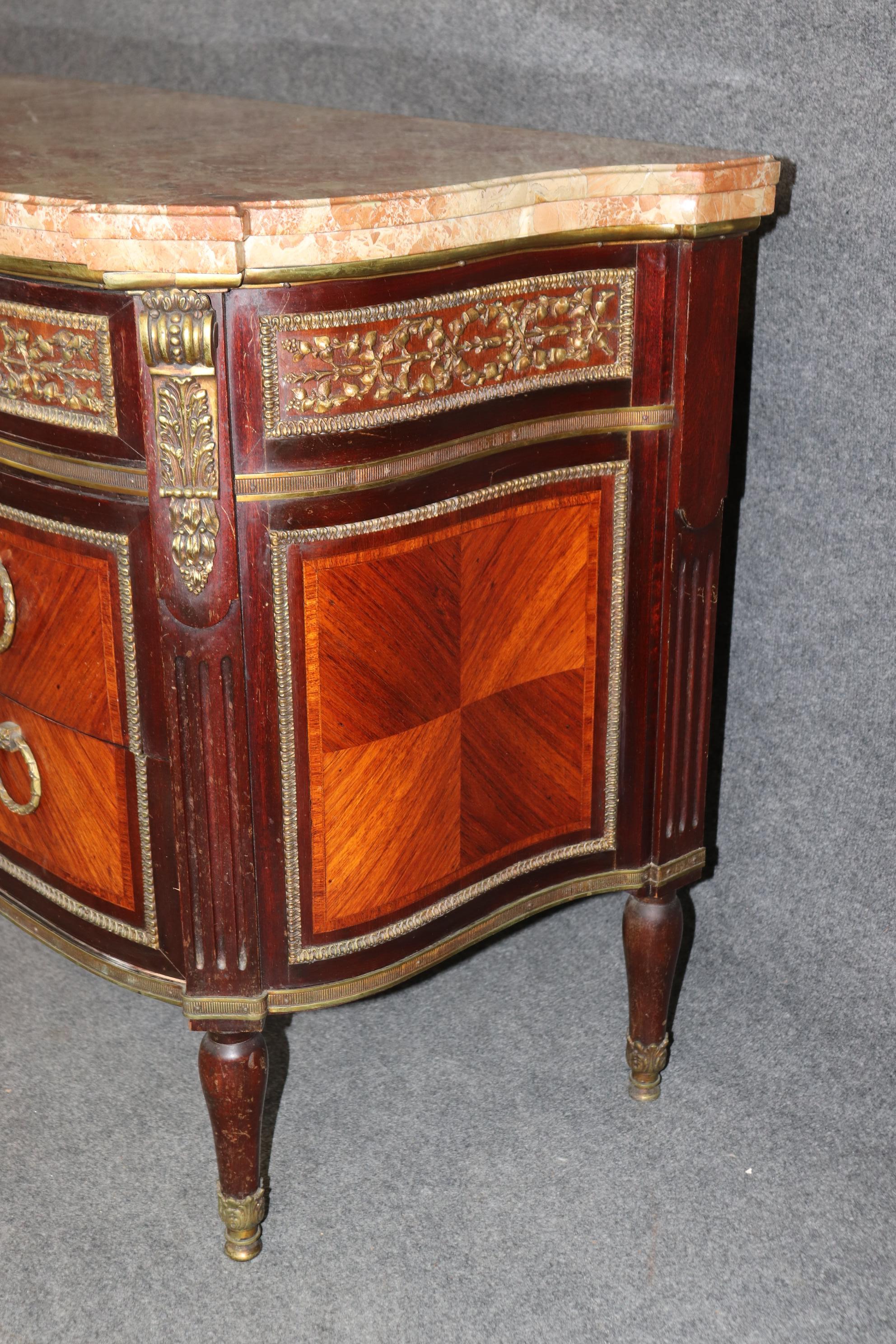 Début du 20ème siècle Commode française de qualité avec plateau en marbre monté sur bronze, à la manière de Paul Sormani en vente
