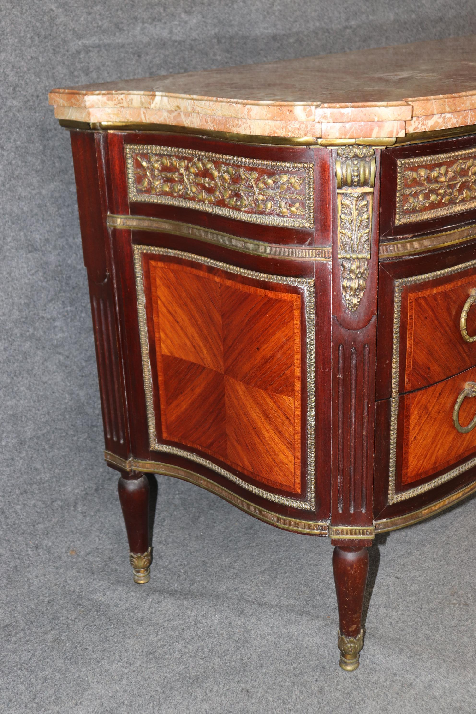 Bronze Commode française de qualité avec plateau en marbre monté sur bronze, à la manière de Paul Sormani en vente