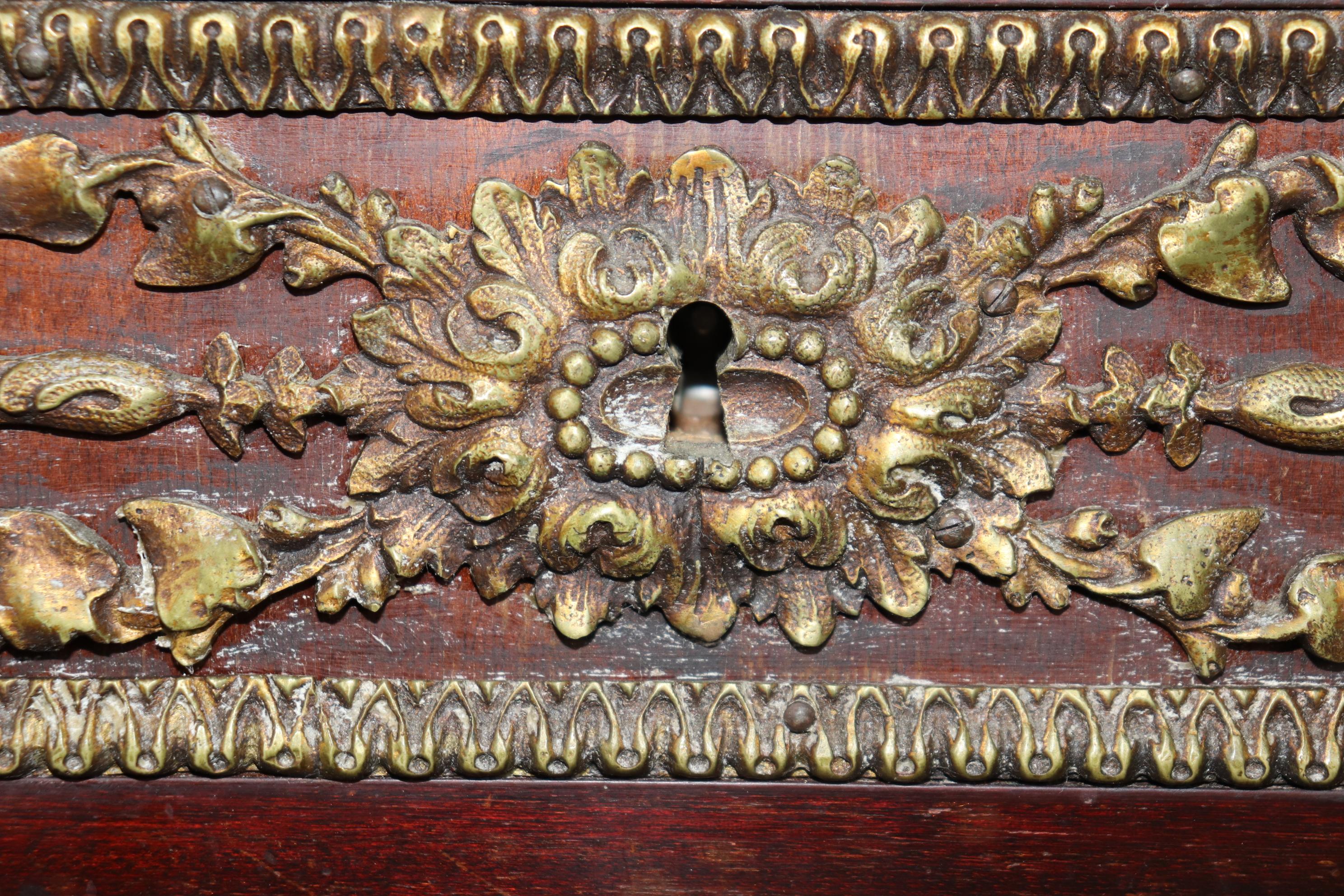 Commode française de qualité avec plateau en marbre monté sur bronze, à la manière de Paul Sormani en vente 1