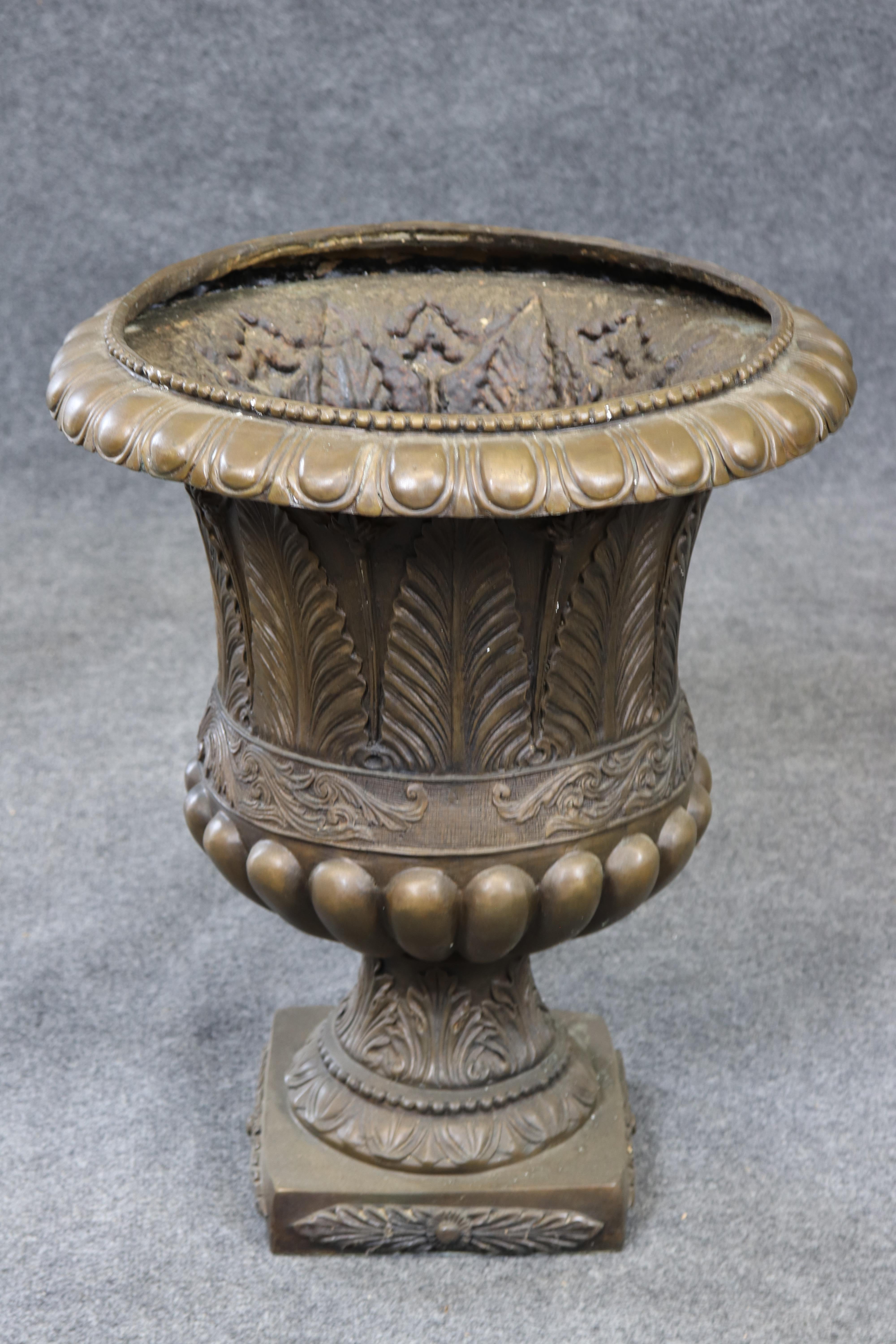 Si tratta di una splendida urna in bronzo di epoca vittoriana. Questo è stato utilizzato all'esterno di uno splendido appartamento parigino. Il pezzo è in buone condizioni e sarà fantastico con o senza una pianta all'interno. Risale al periodo