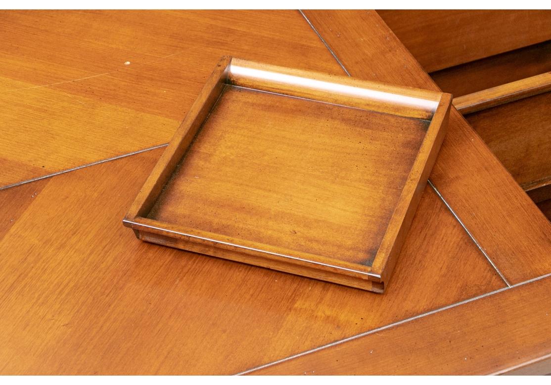 20ième siècle Table Cocktail Tables de style Campaigner de qualité supérieure avec rangement en vente