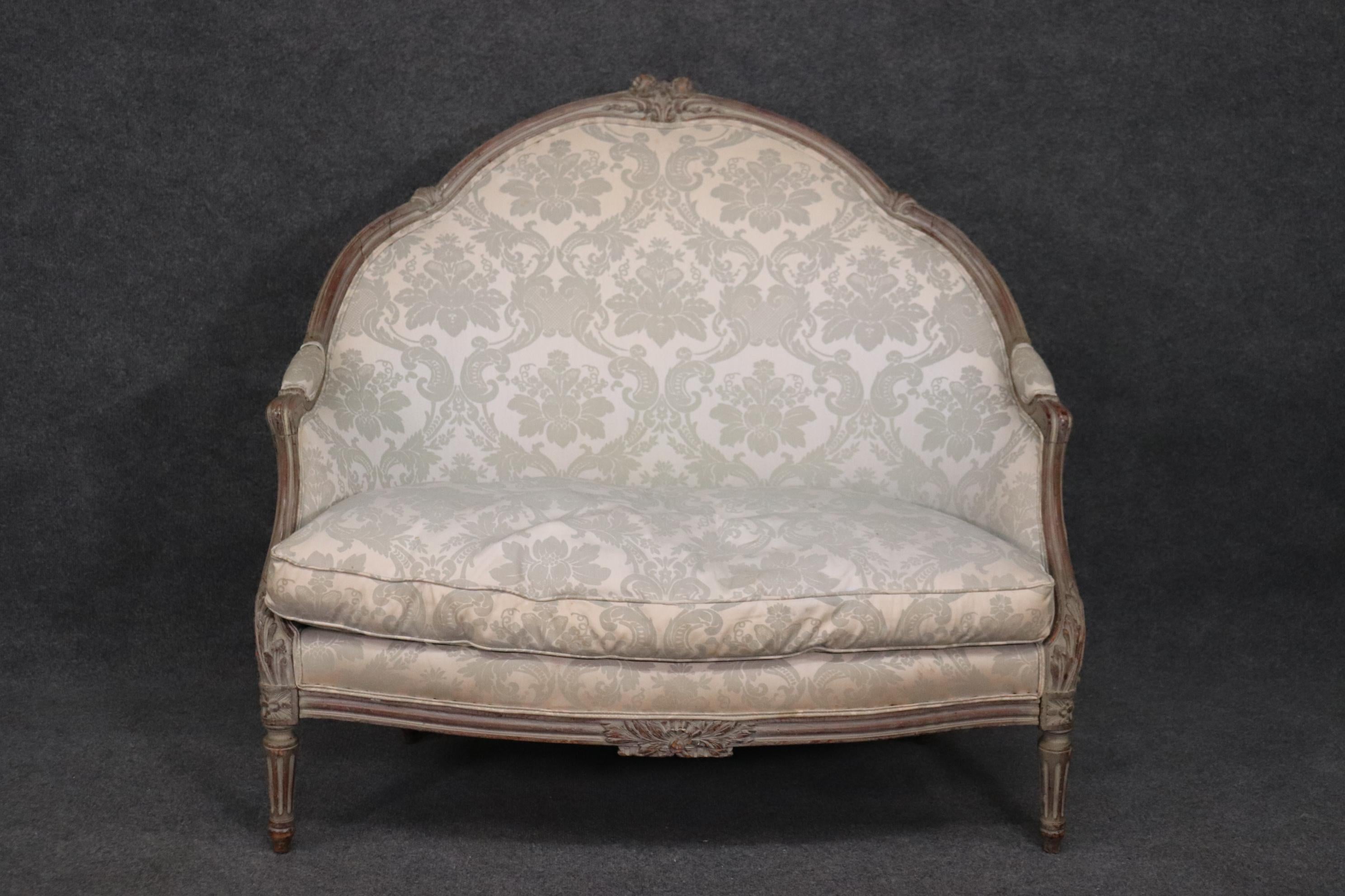 Fine Quality Carved Antique French Louis XV Style Painted Canape Settee In Good Condition In Swedesboro, NJ