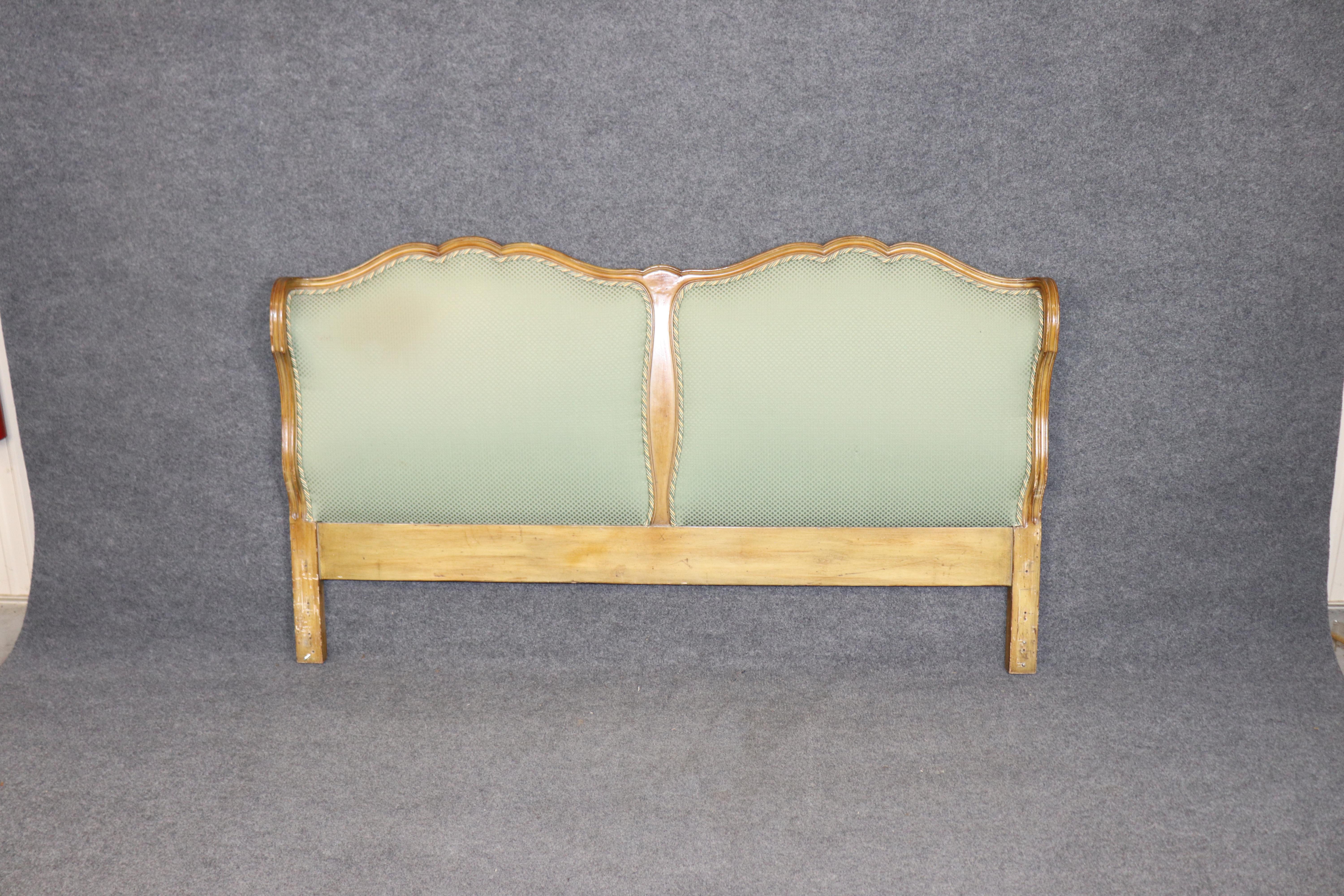 Porta la raffinatezza francese senza tempo nella tua camera da letto con questa testiera king-size in stile Luigi XV, squisitamente intagliata a mano e graziosamente sagomata nella classica tradizione rococò. Realizzata in legno massiccio di faggio,