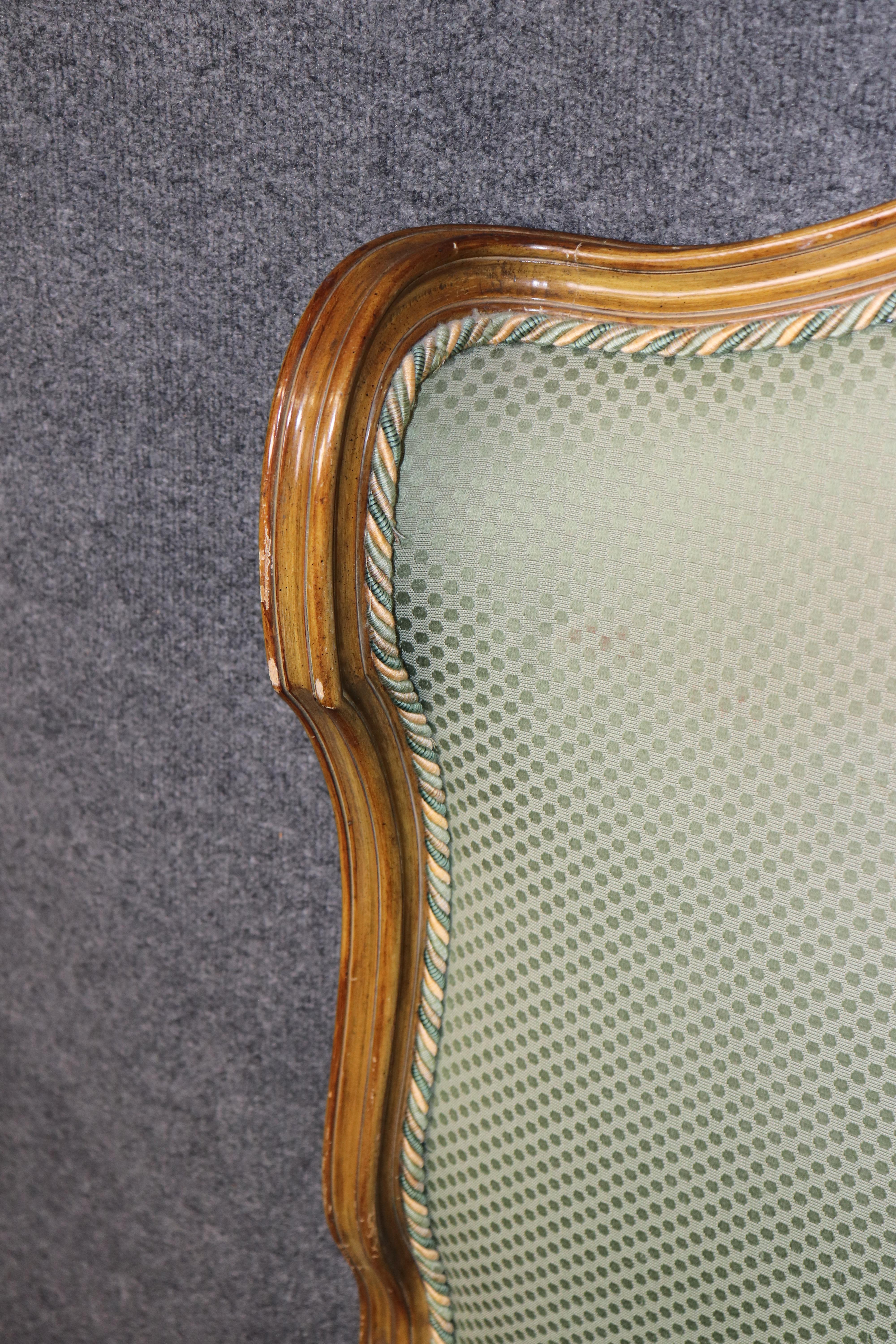 Letto con testiera king size Luigi XV francese intagliata e dipinta di alta qualità In condizioni buone in vendita a Swedesboro, NJ