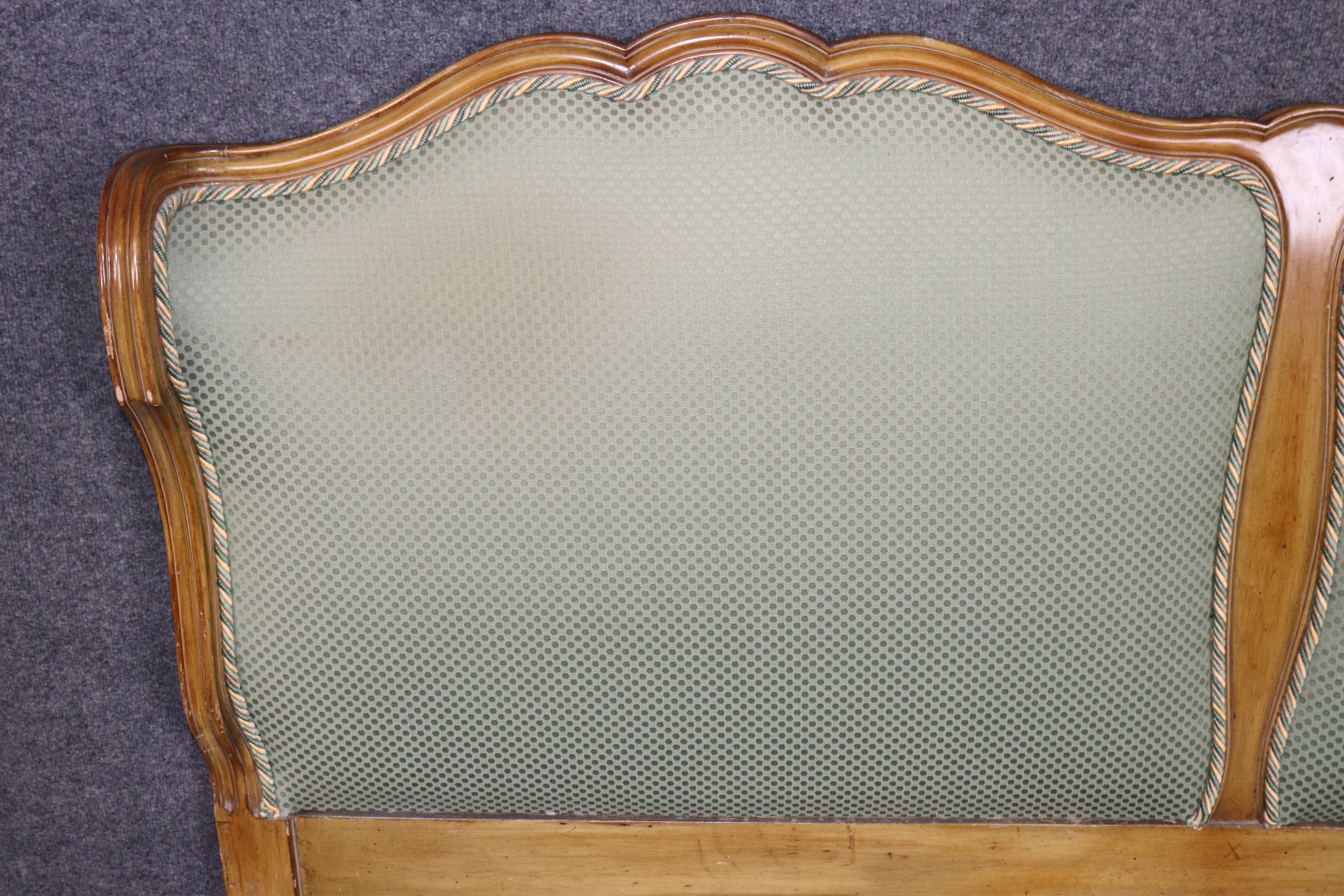 Letto con testiera king size Luigi XV francese intagliata e dipinta di alta qualità in vendita 1