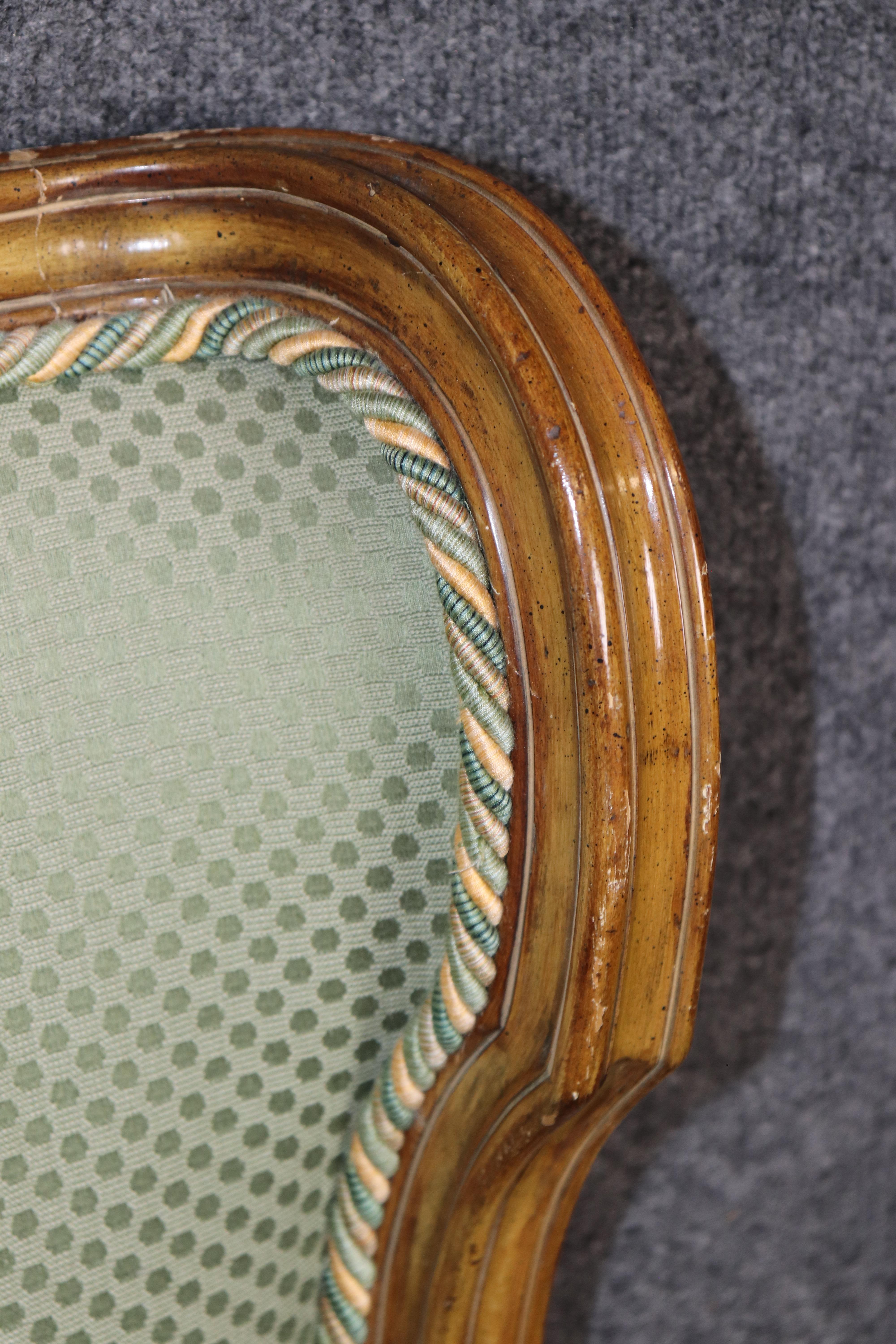 Letto con testiera king size Luigi XV francese intagliata e dipinta di alta qualità in vendita 3
