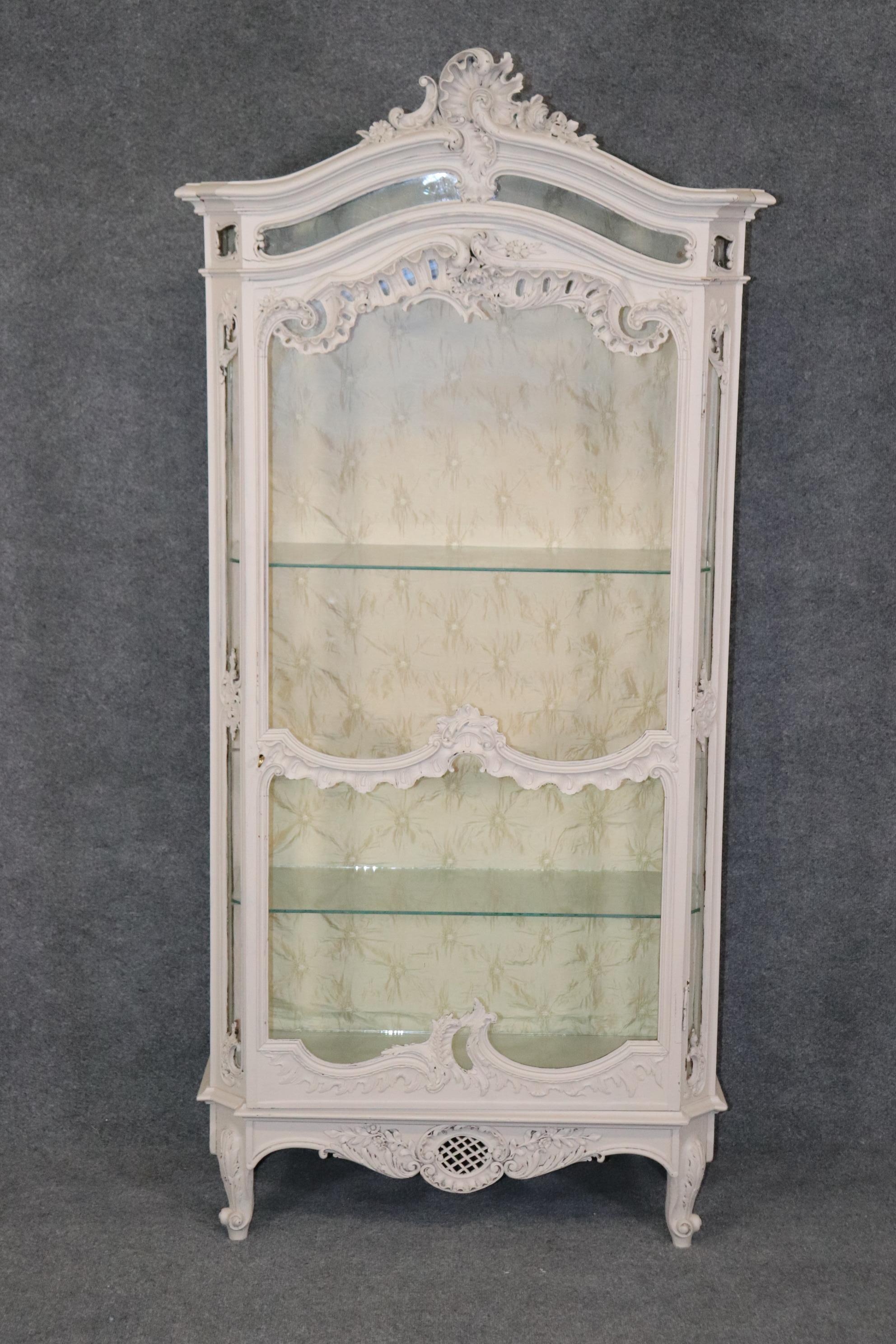 Fine Quality Carved French Louis XV Style Creme Painted Upholstered Vitrine In Good Condition In Swedesboro, NJ