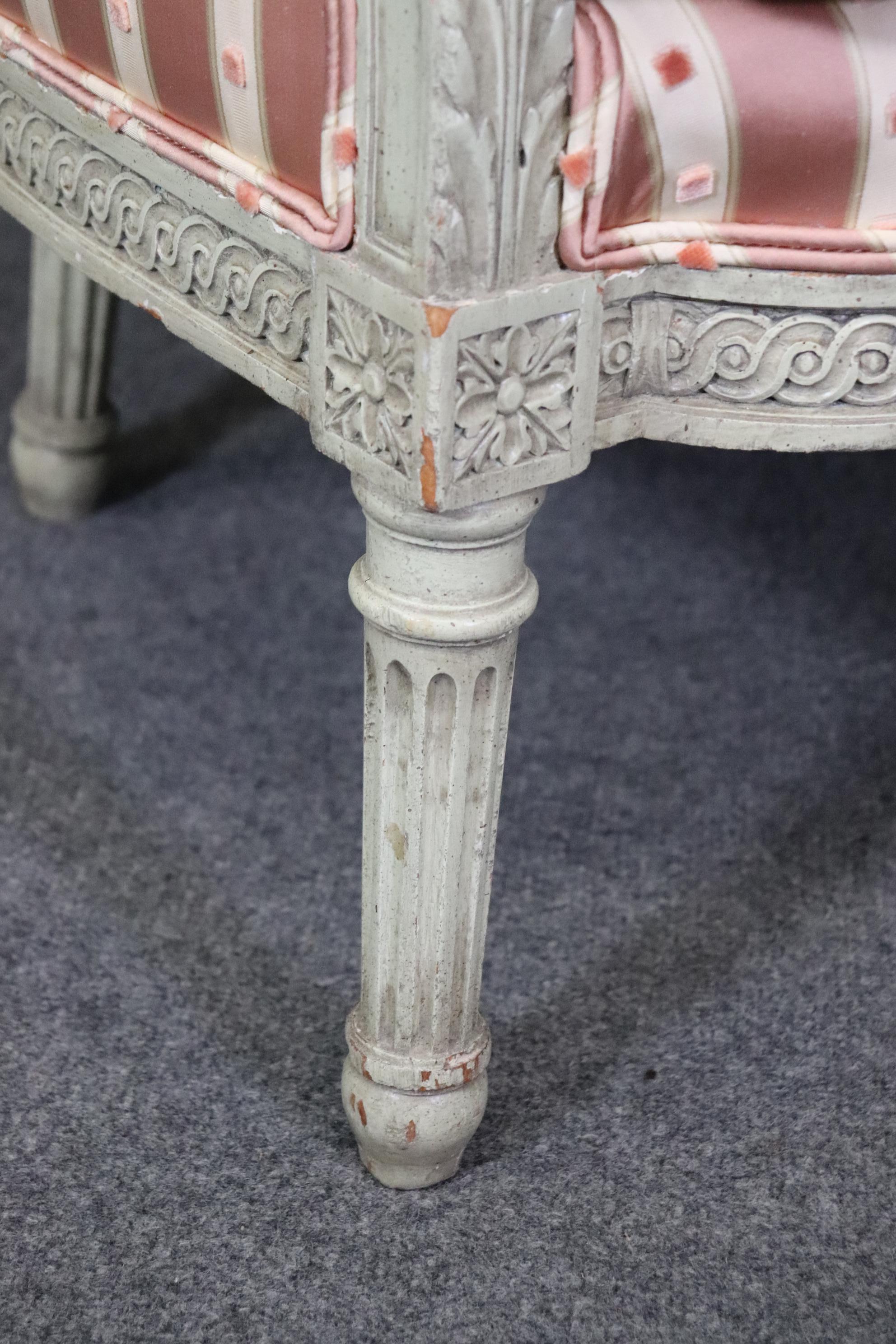 geschnitzter französischer Louis XVI.-Stuhl von Maison Jansen, Maison Jansen zugeschrieben Bergere im Zustand „Gut“ im Angebot in Swedesboro, NJ