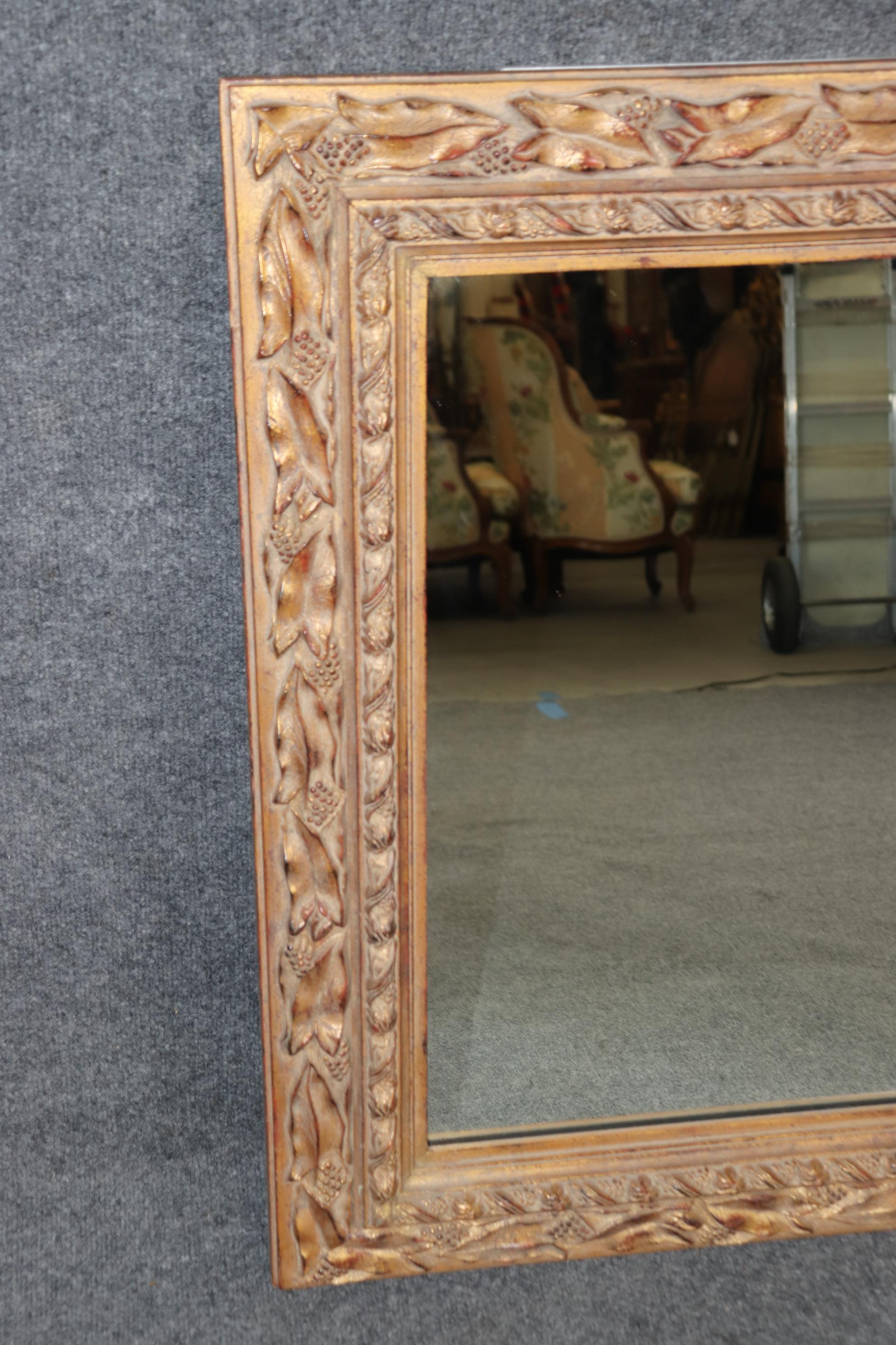 Espejo de pared de madera de giltwood italiano tallado de gran calidad Renacimiento neoclásico en venta