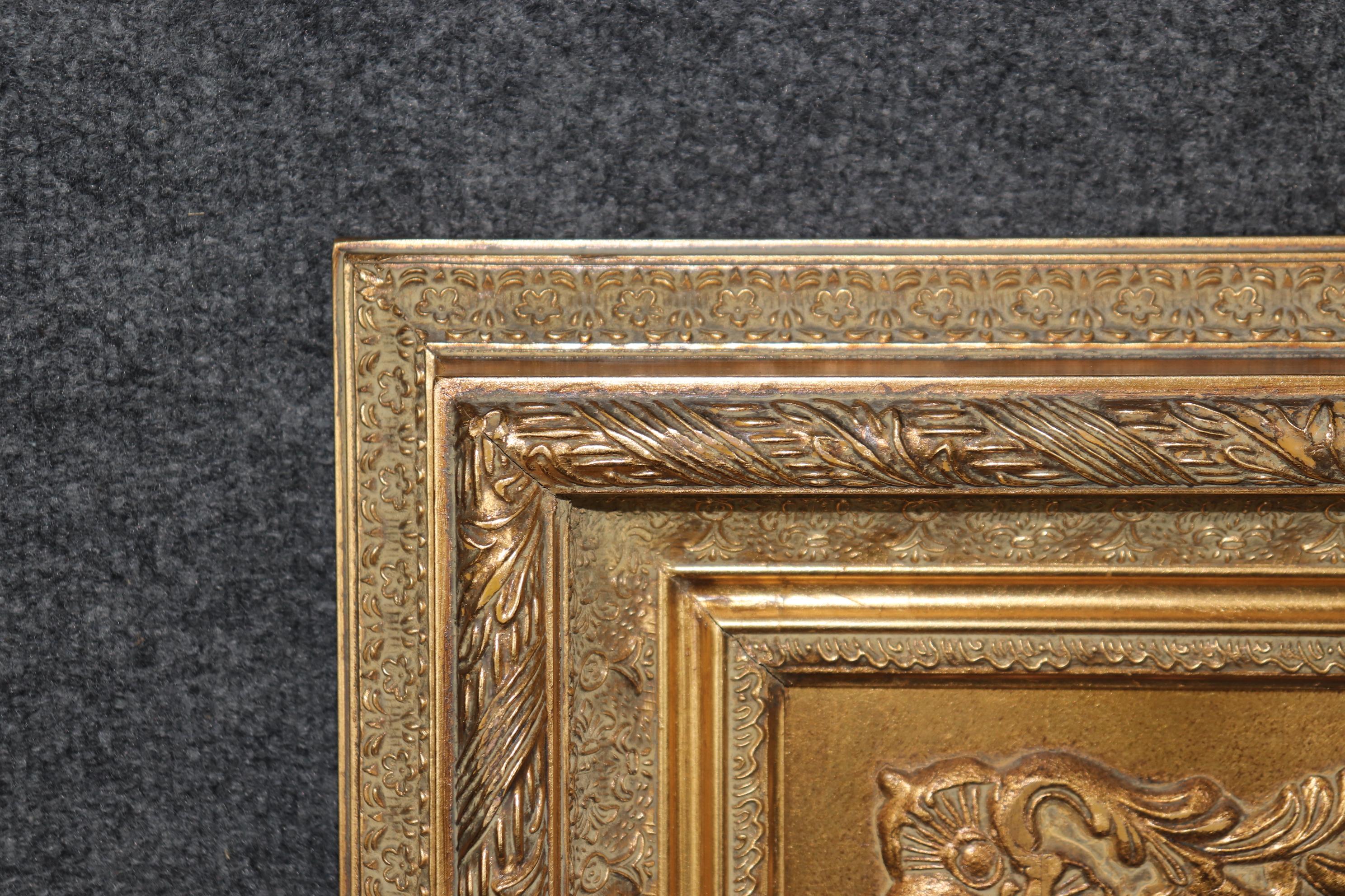 Se trata de un hermoso espejo ovalado de cristal biselado dorado en pan de oro auténtico dentro de un marco rectangular. La talla y el detalle son extraordinarios y añadirán ese punto focal perfecto a tu salón o comedor. El espejo está en buen