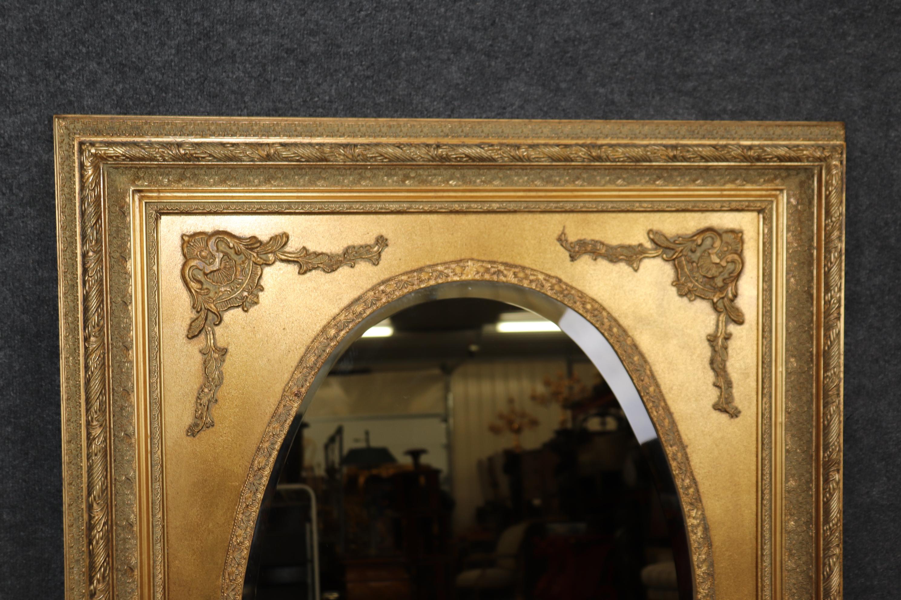Espejo Ovalado en Rectángulo Biselado Dorado Tallado de Gran Calidad de la Época Victoriana Tardía en venta 2
