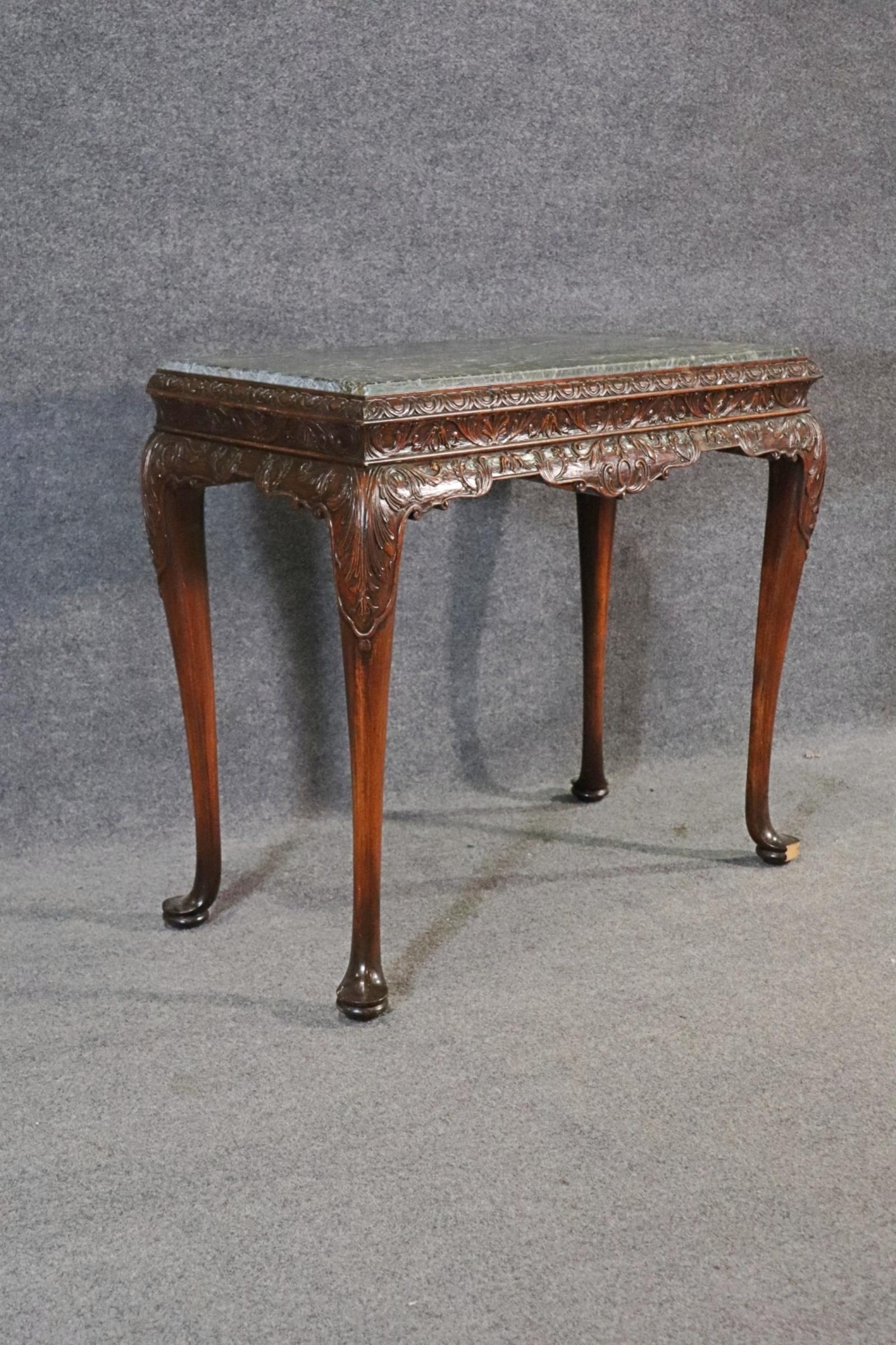 English Georgian console table. Carved wood with green marble top. Damaged to Spoon foot can be repaired at buyer's request


Dimensions: 32