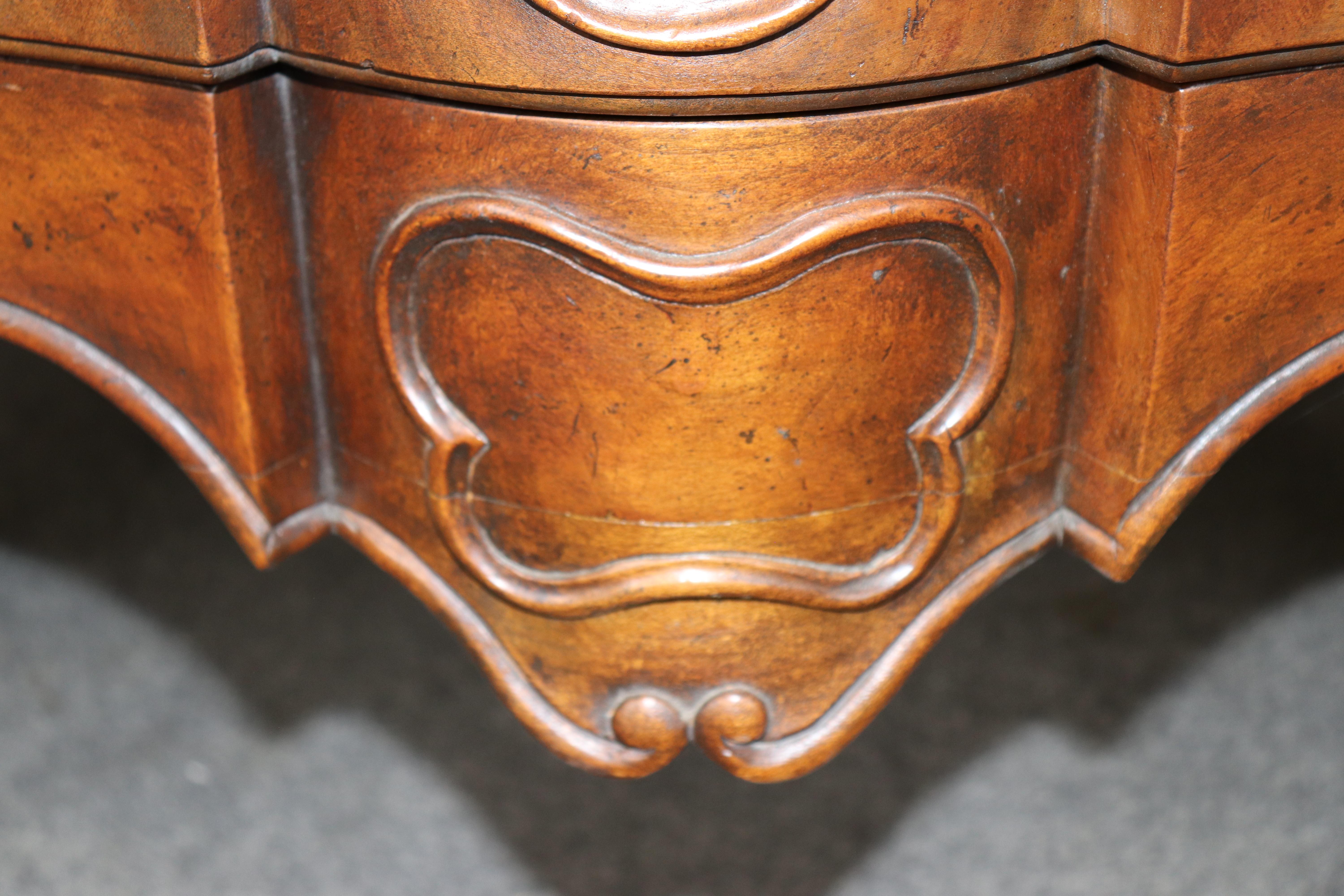 Cómoda francesa de estilo Luis XV de nogal tallado de gran calidad Baker Furniture en venta 5