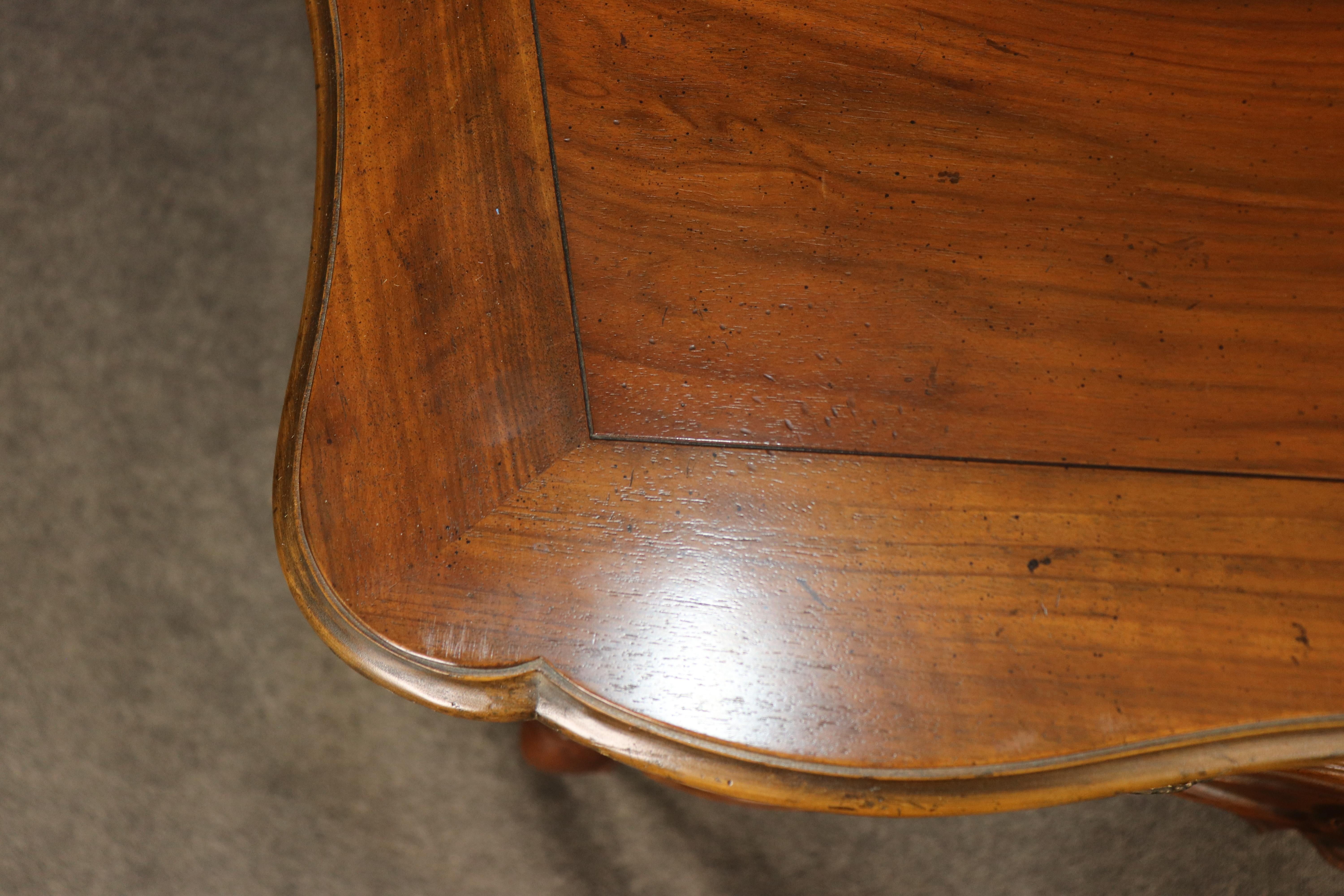 Cómoda francesa de estilo Luis XV de nogal tallado de gran calidad Baker Furniture en venta 8
