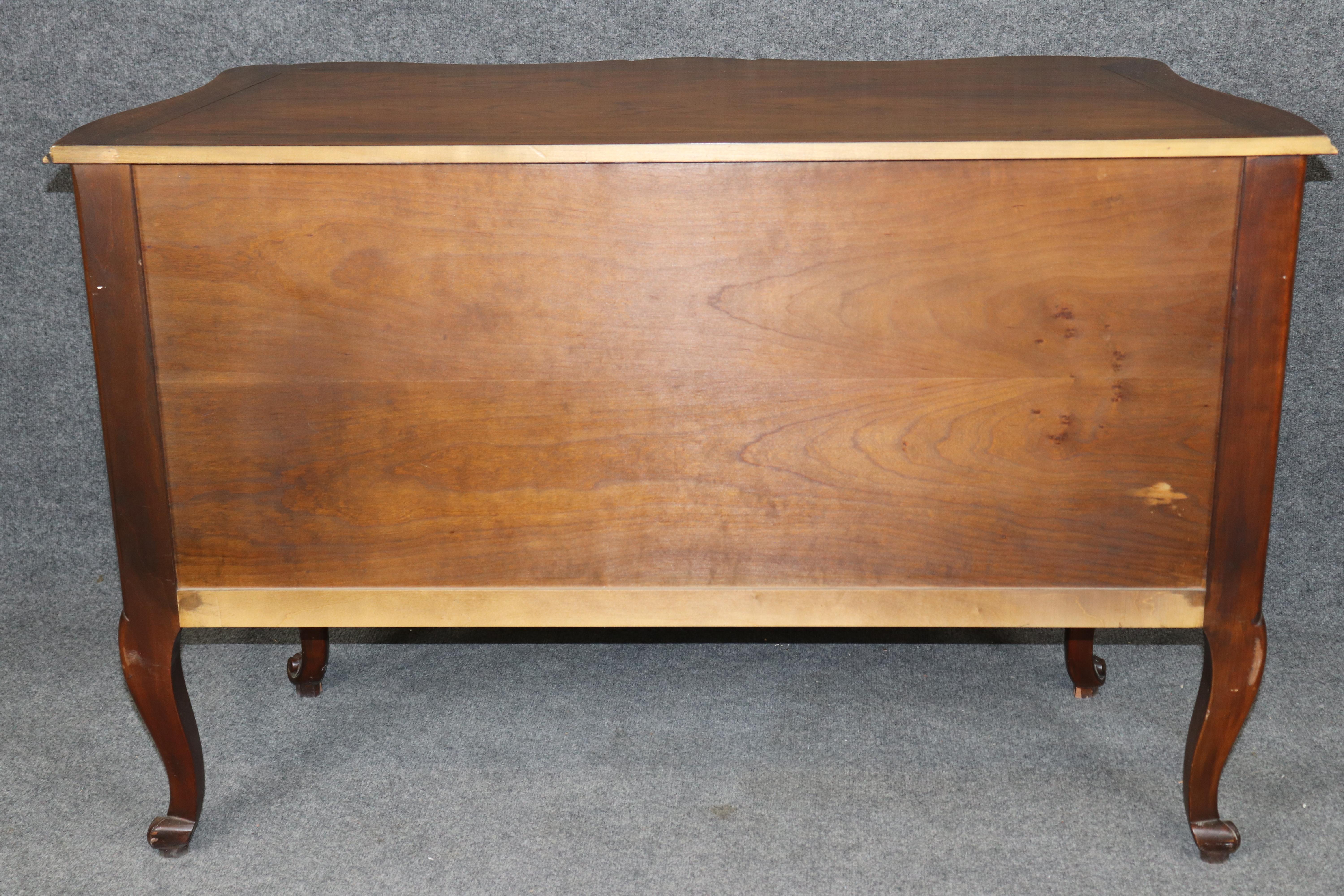 Cómoda francesa de estilo Luis XV de nogal tallado de gran calidad Baker Furniture en venta 9