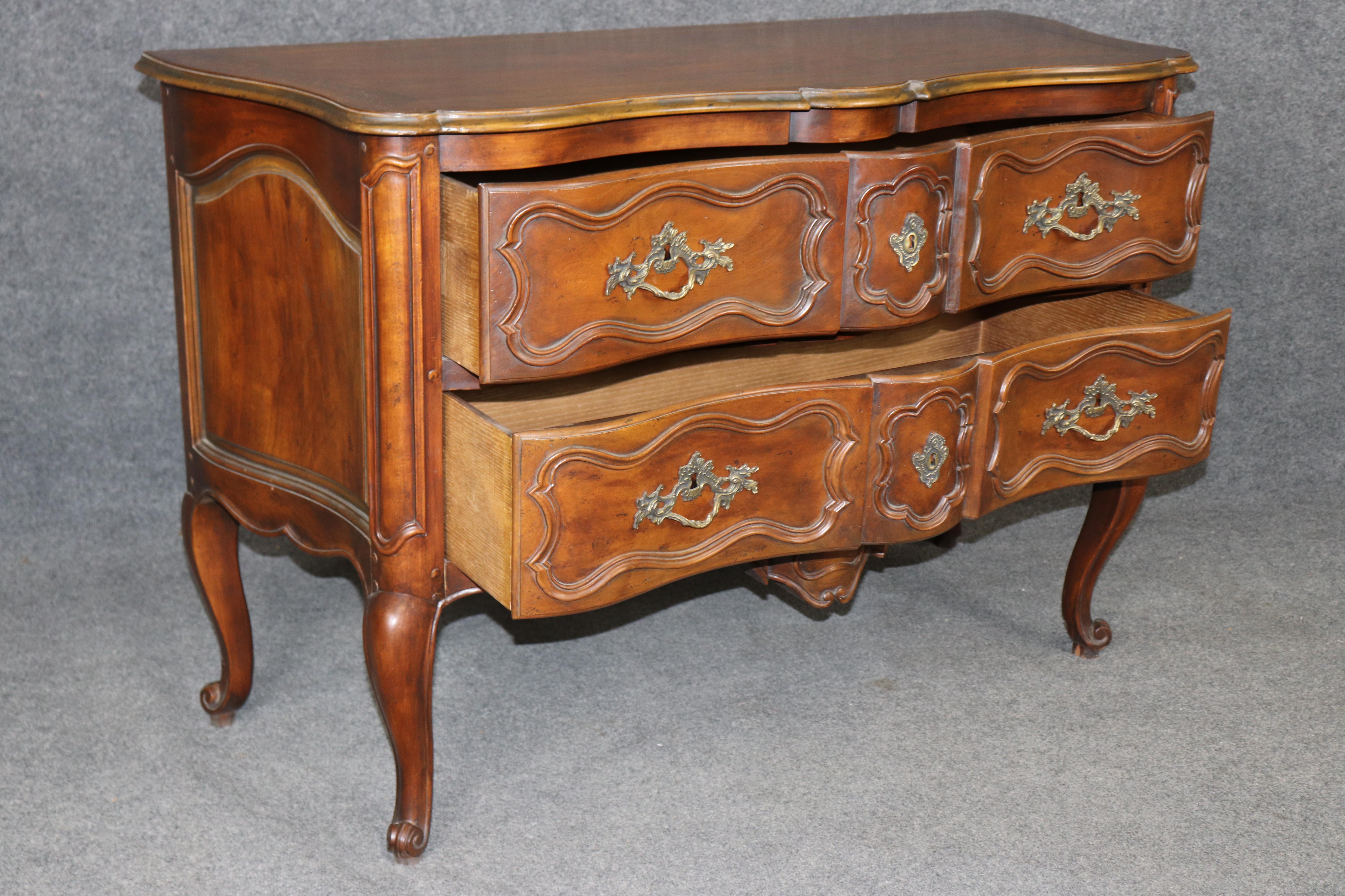 Cómoda francesa de estilo Luis XV de nogal tallado de gran calidad Baker Furniture Estadounidense en venta