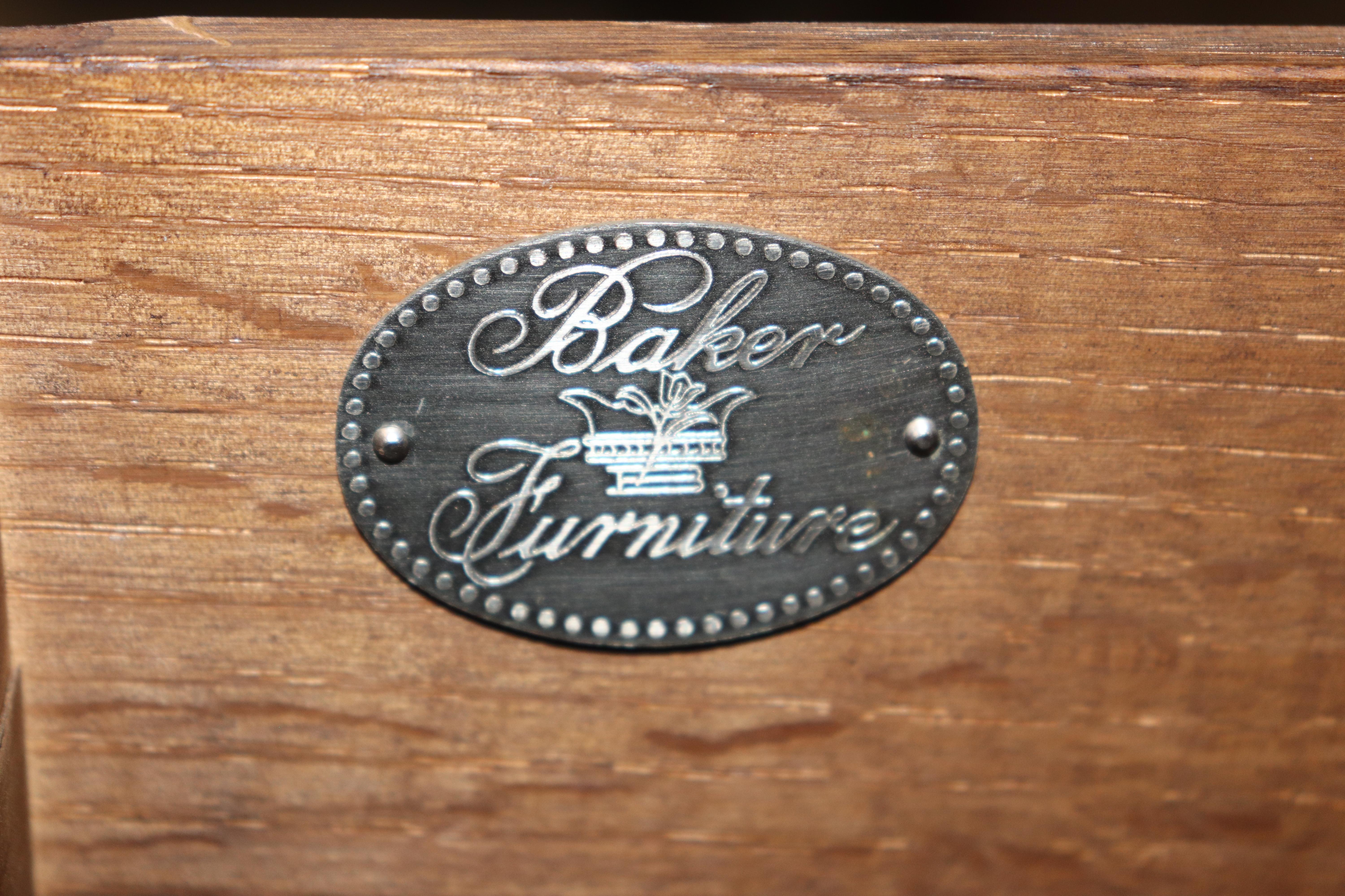 Cómoda francesa de estilo Luis XV de nogal tallado de gran calidad Baker Furniture en Bueno estado para la venta en Swedesboro, NJ