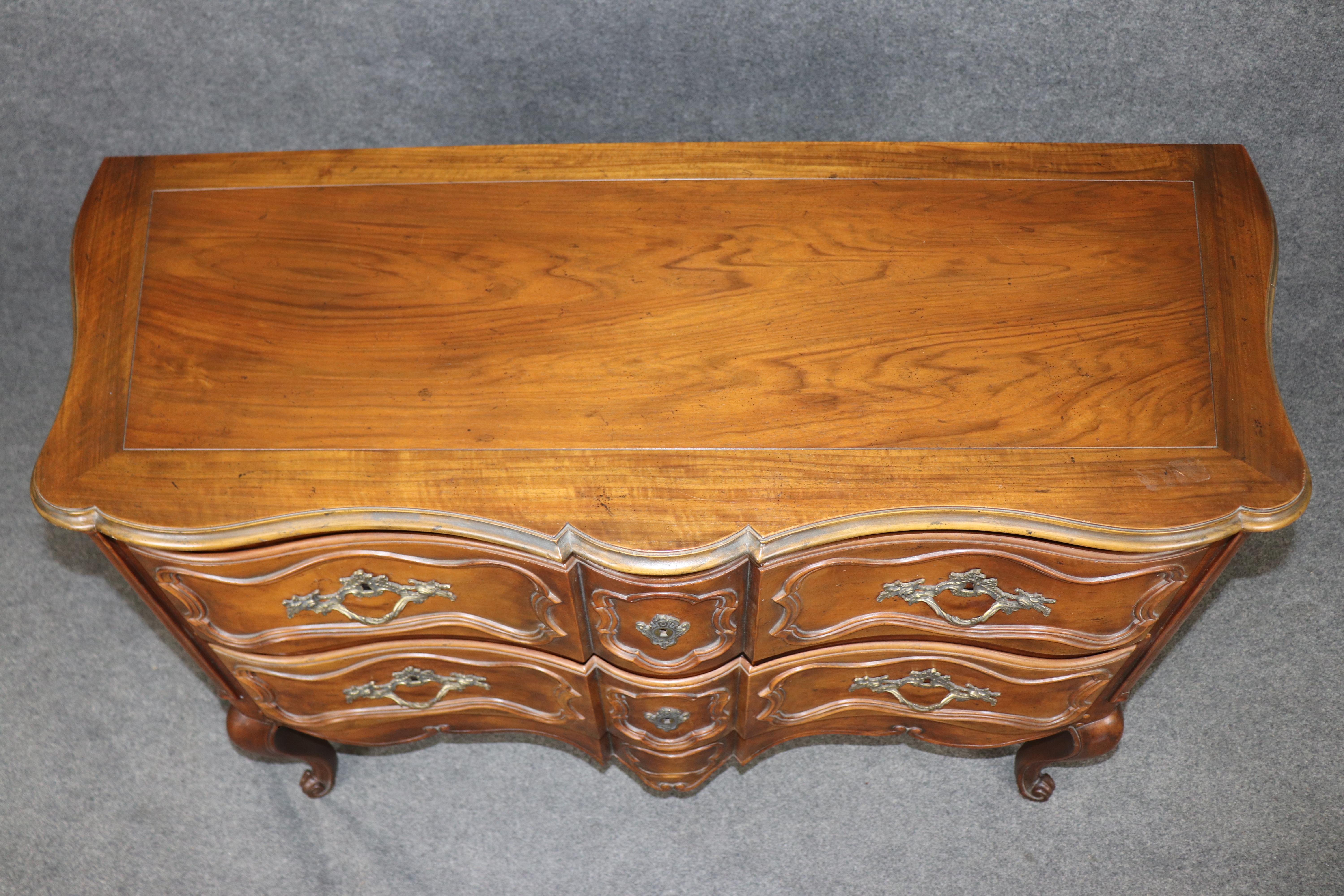 Cómoda francesa de estilo Luis XV de nogal tallado de gran calidad Baker Furniture finales del siglo XX en venta