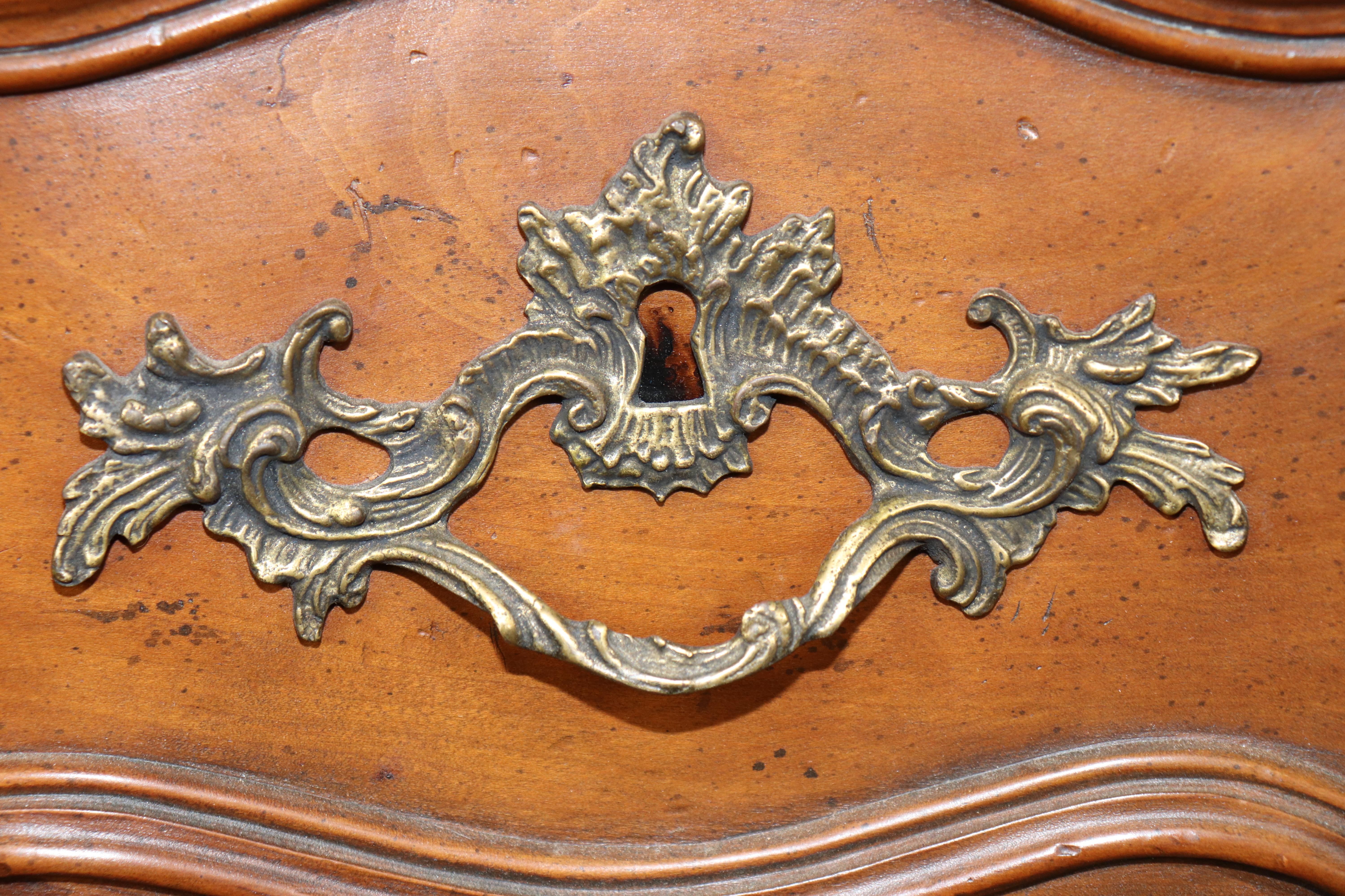 Cómoda francesa de estilo Luis XV de nogal tallado de gran calidad Baker Furniture Bronce en venta
