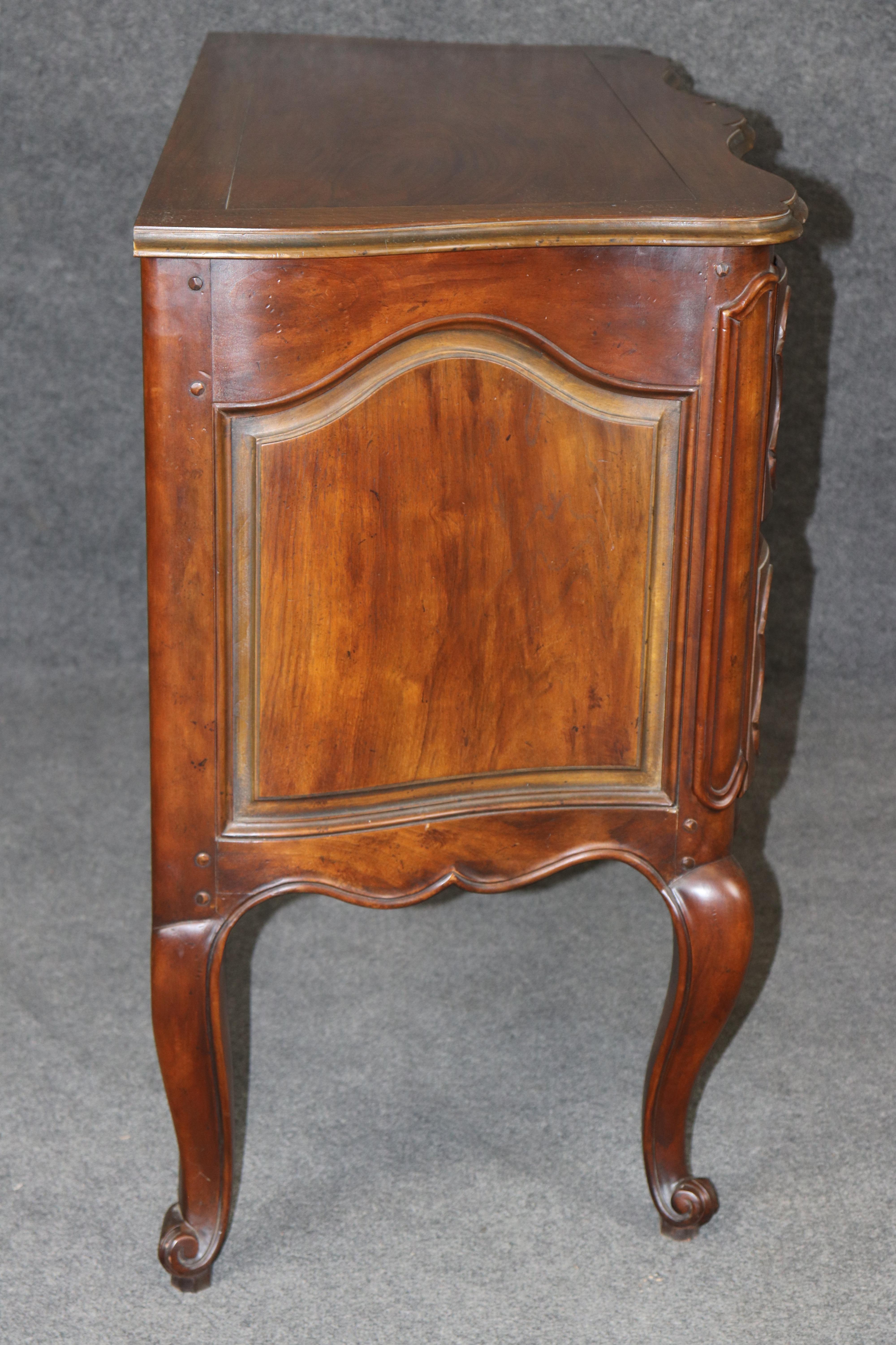 Cómoda francesa de estilo Luis XV de nogal tallado de gran calidad Baker Furniture en venta 1