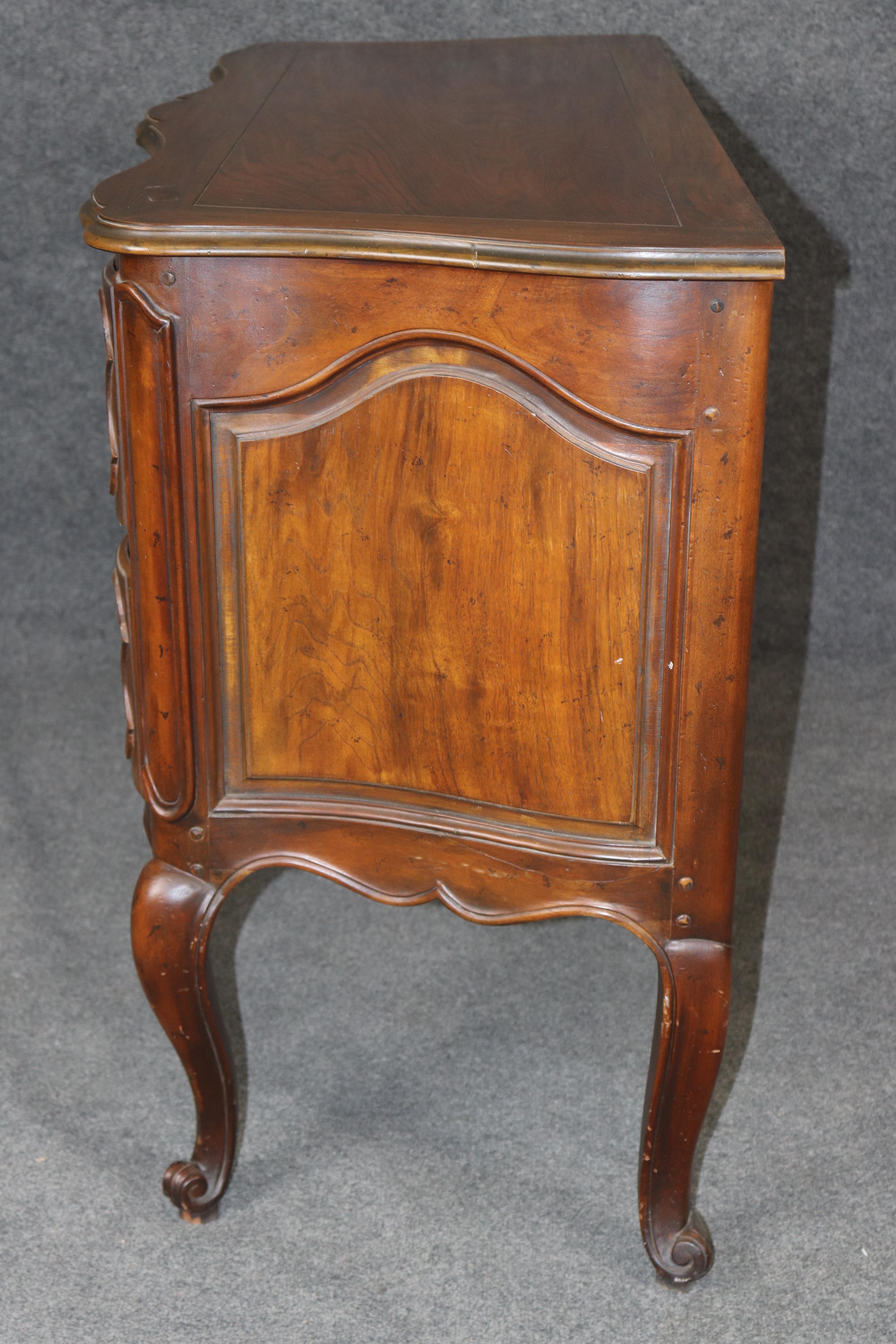 Cómoda francesa de estilo Luis XV de nogal tallado de gran calidad Baker Furniture en venta 2