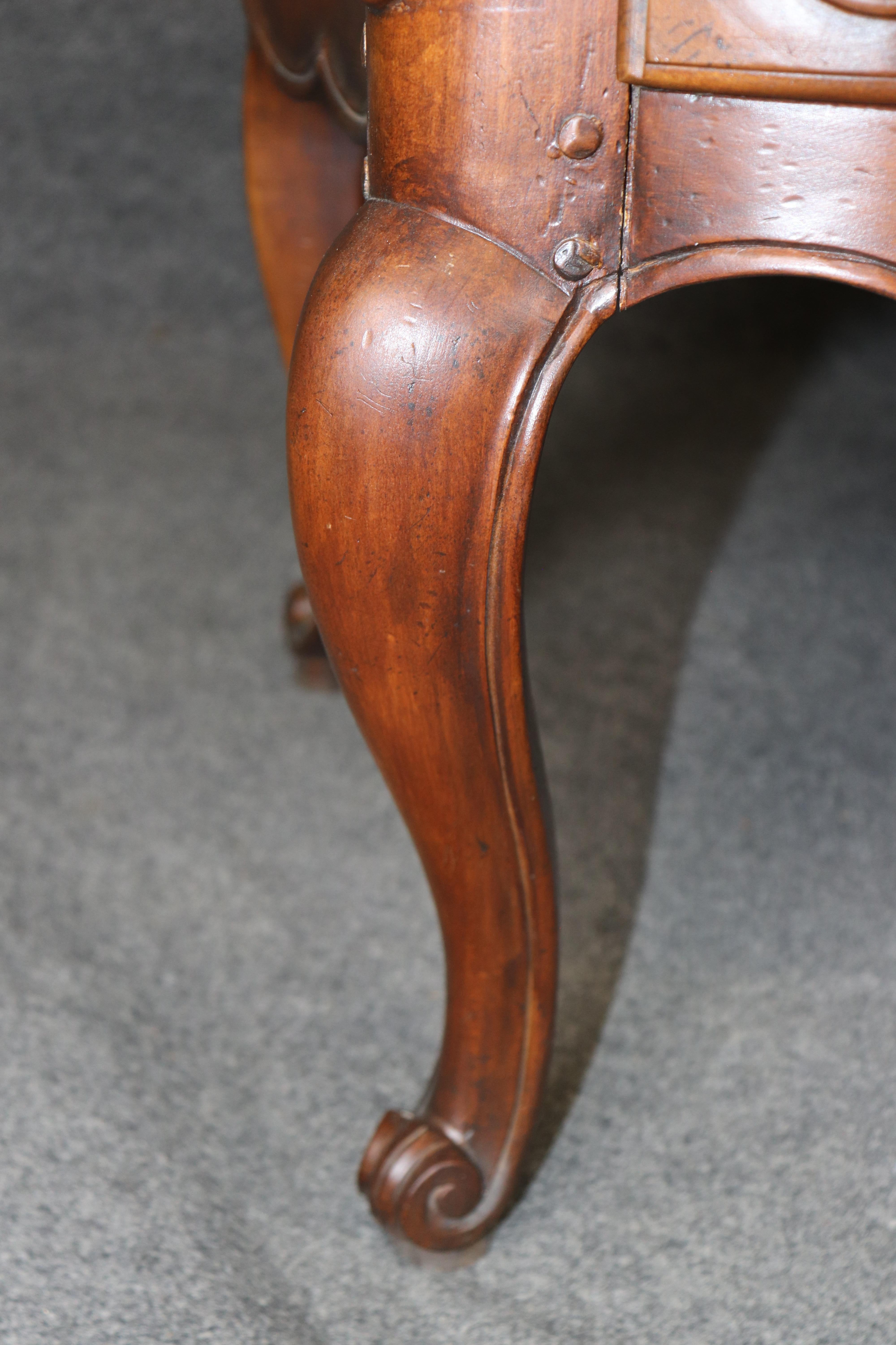 Cómoda francesa de estilo Luis XV de nogal tallado de gran calidad Baker Furniture en venta 3