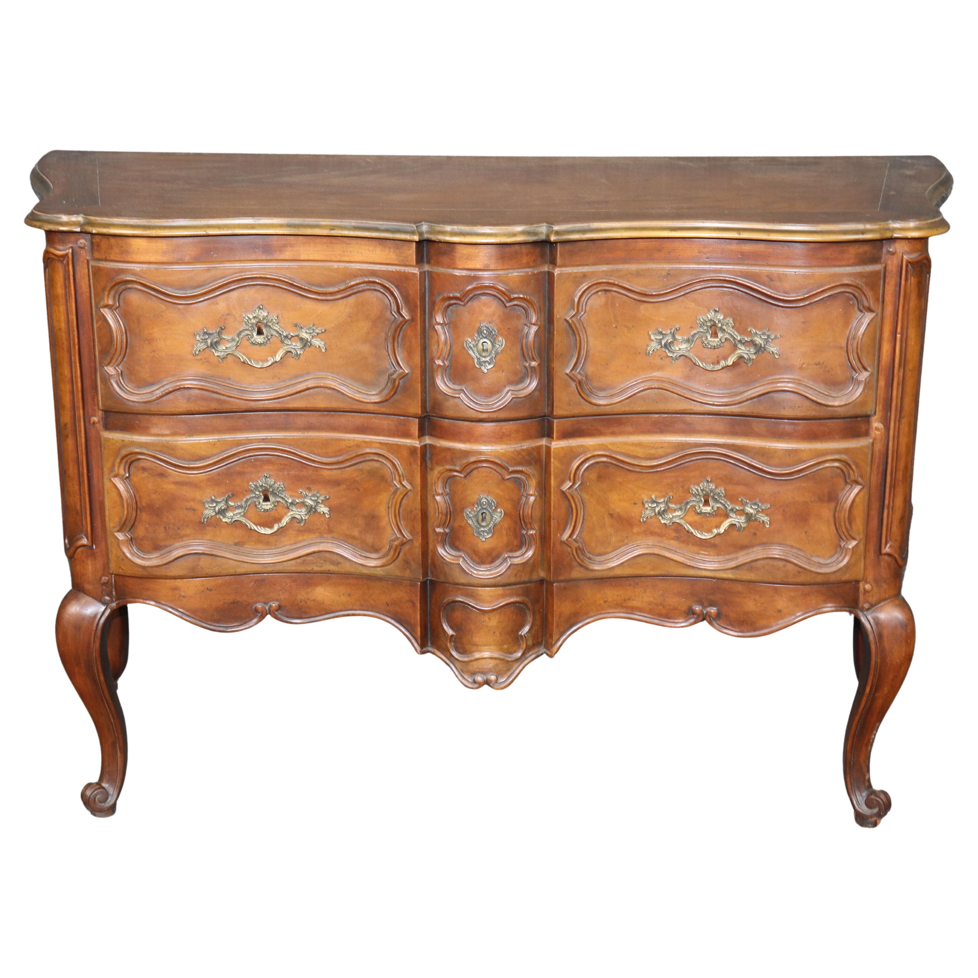 Cómoda francesa de estilo Luis XV de nogal tallado de gran calidad Baker Furniture en venta