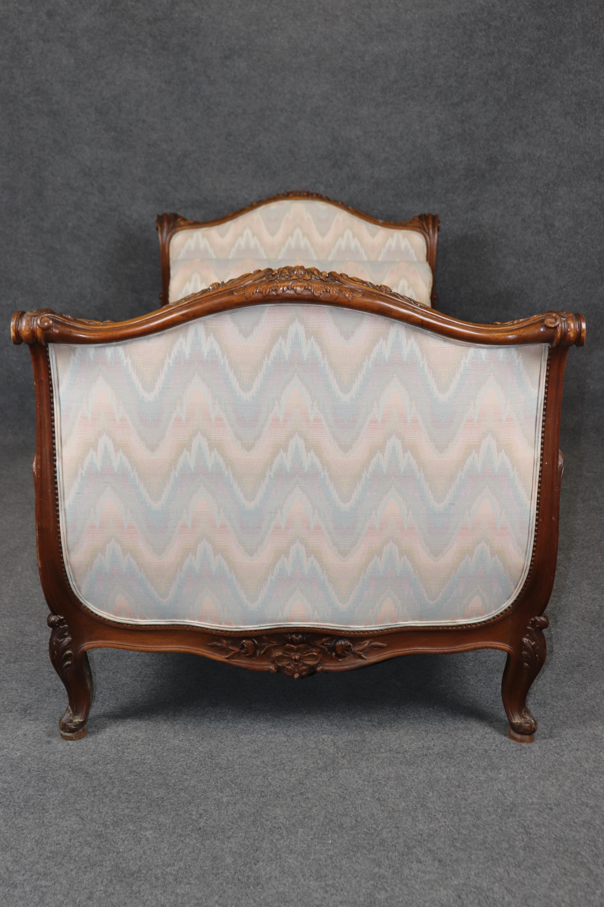 Chaise longue en noyer sculpté de style Louis XV français du 19ème siècle en vente 4