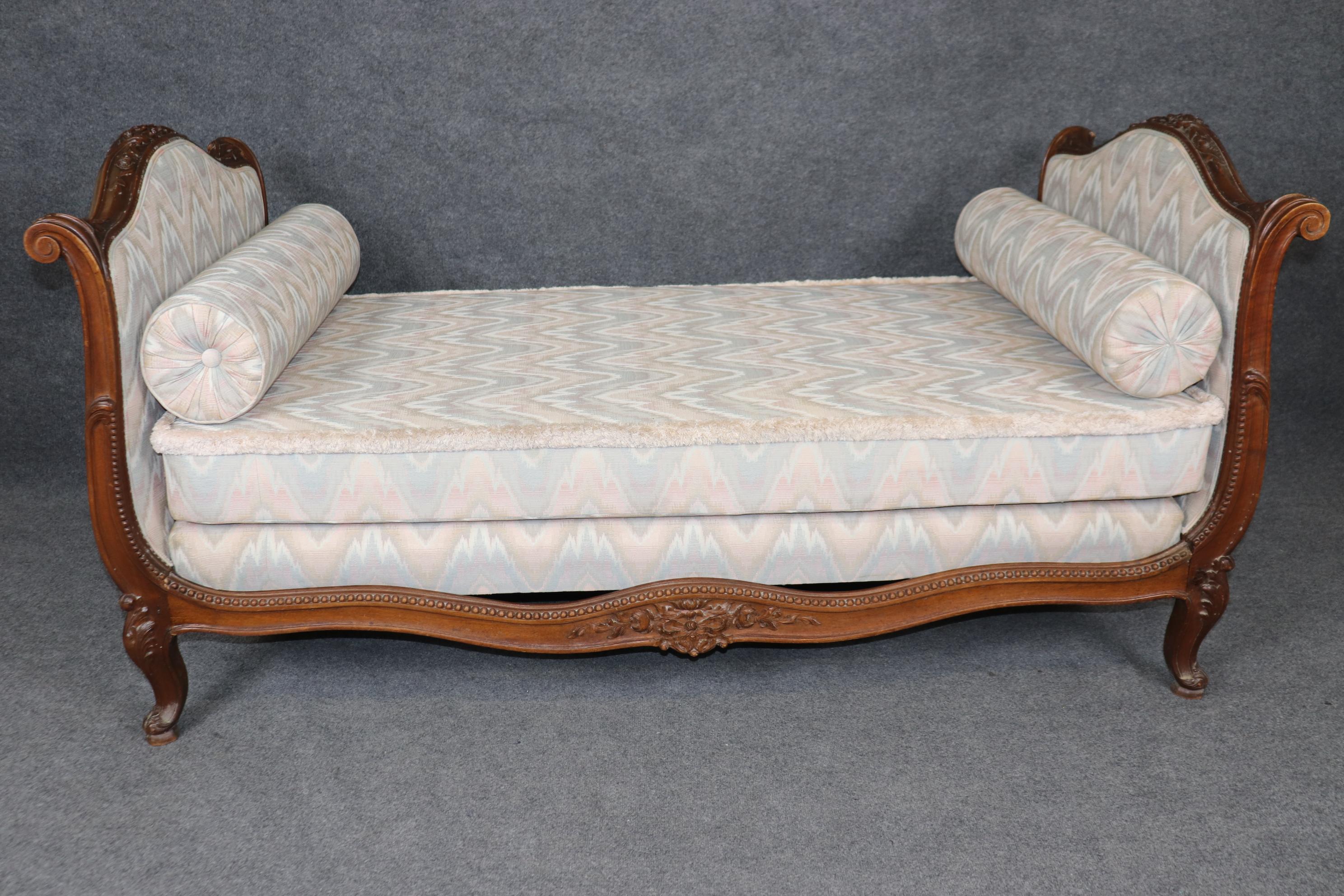 Chaise longue en noyer sculpté de style Louis XV français du 19ème siècle en vente 5