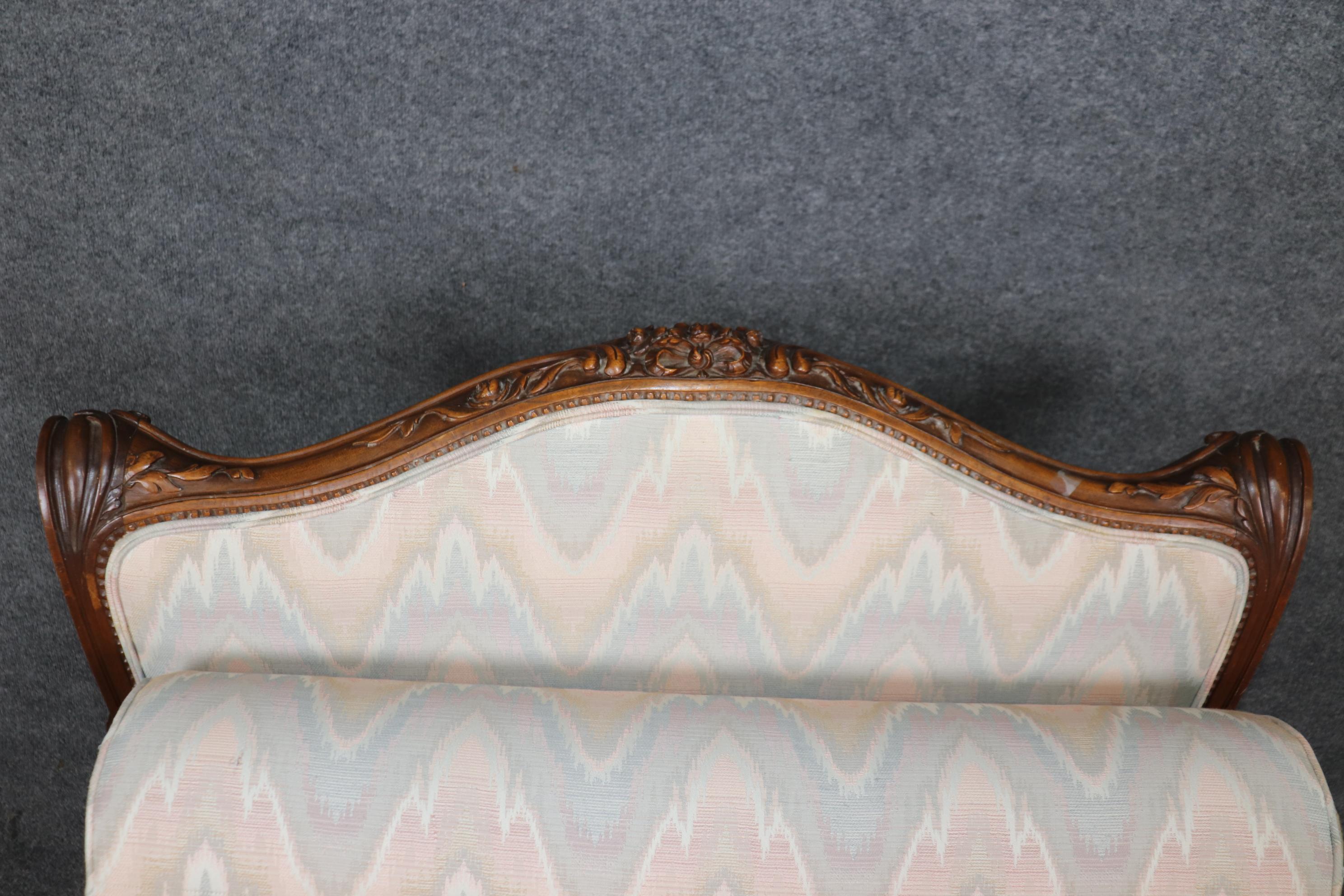 Chaise longue en noyer sculpté de style Louis XV français du 19ème siècle en vente 6