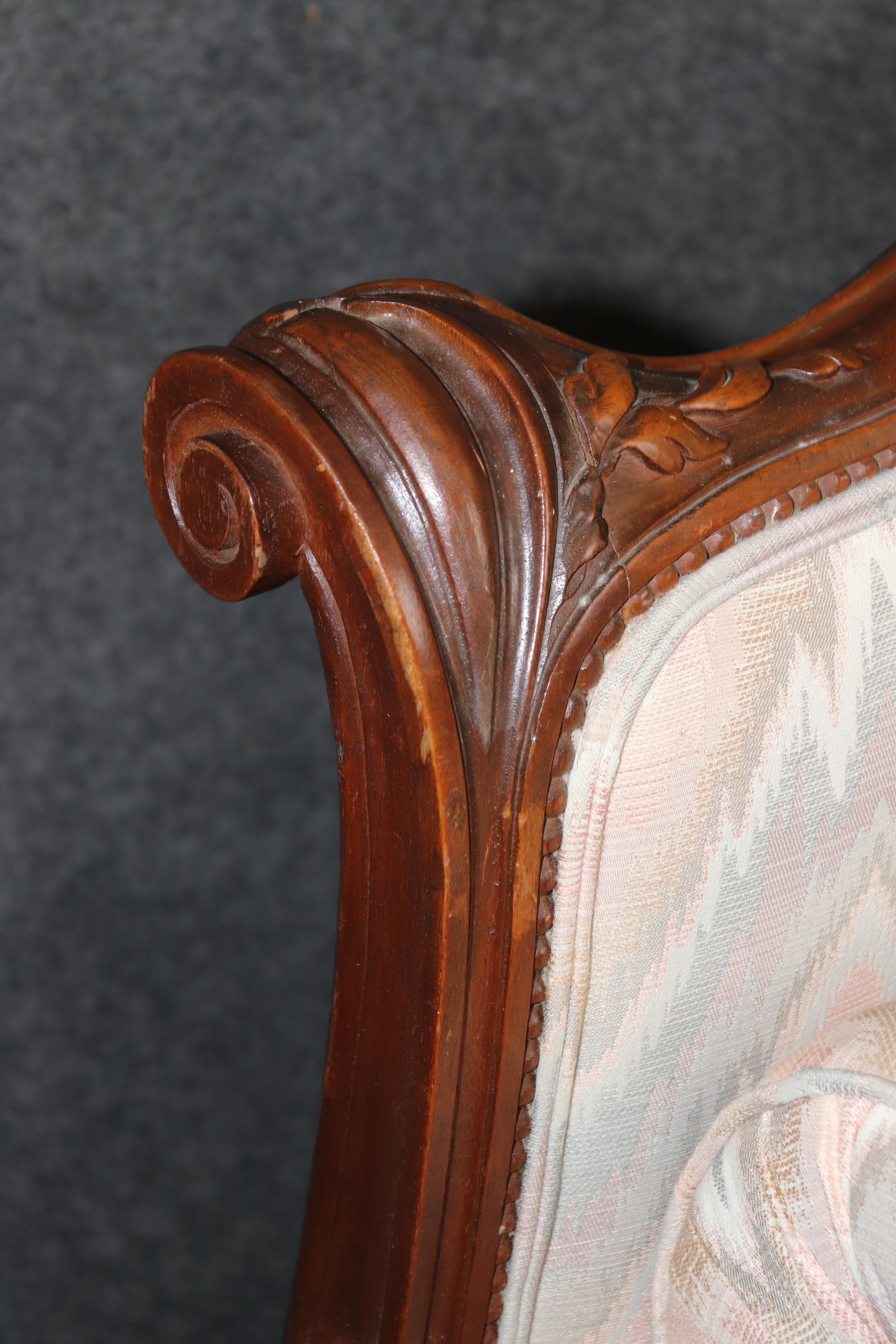 Chaise longue en noyer sculpté de style Louis XV français du 19ème siècle en vente 7