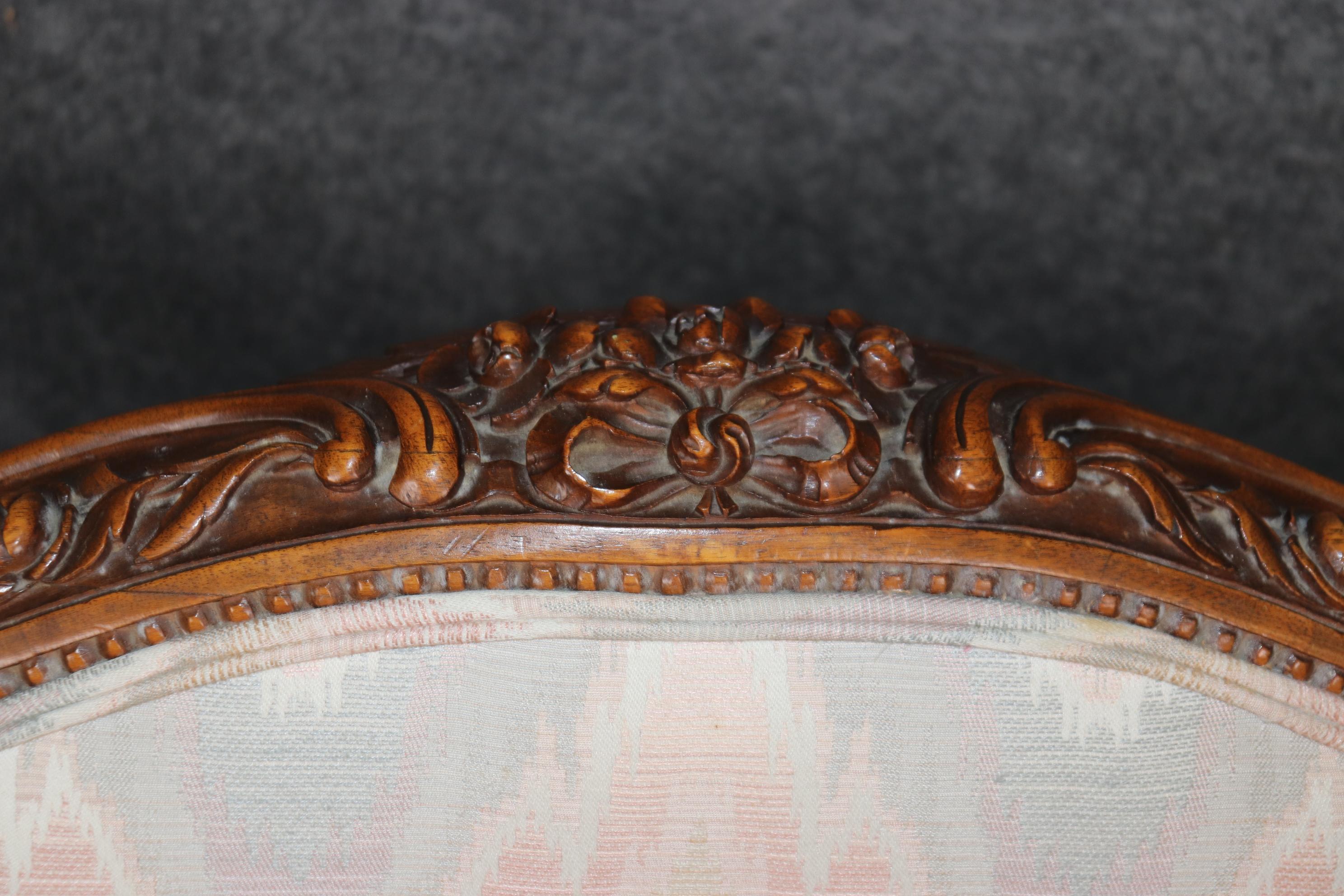 Il s'agit d'un authentique lit de jour Louis XV français du 19ème siècle avec un fantastique cadre en noyer sculpté. Le lit de jour est équipé d'un matelas et d'un sommier faits sur mesure et de deux oreillers cylindriques. La tapisserie est
