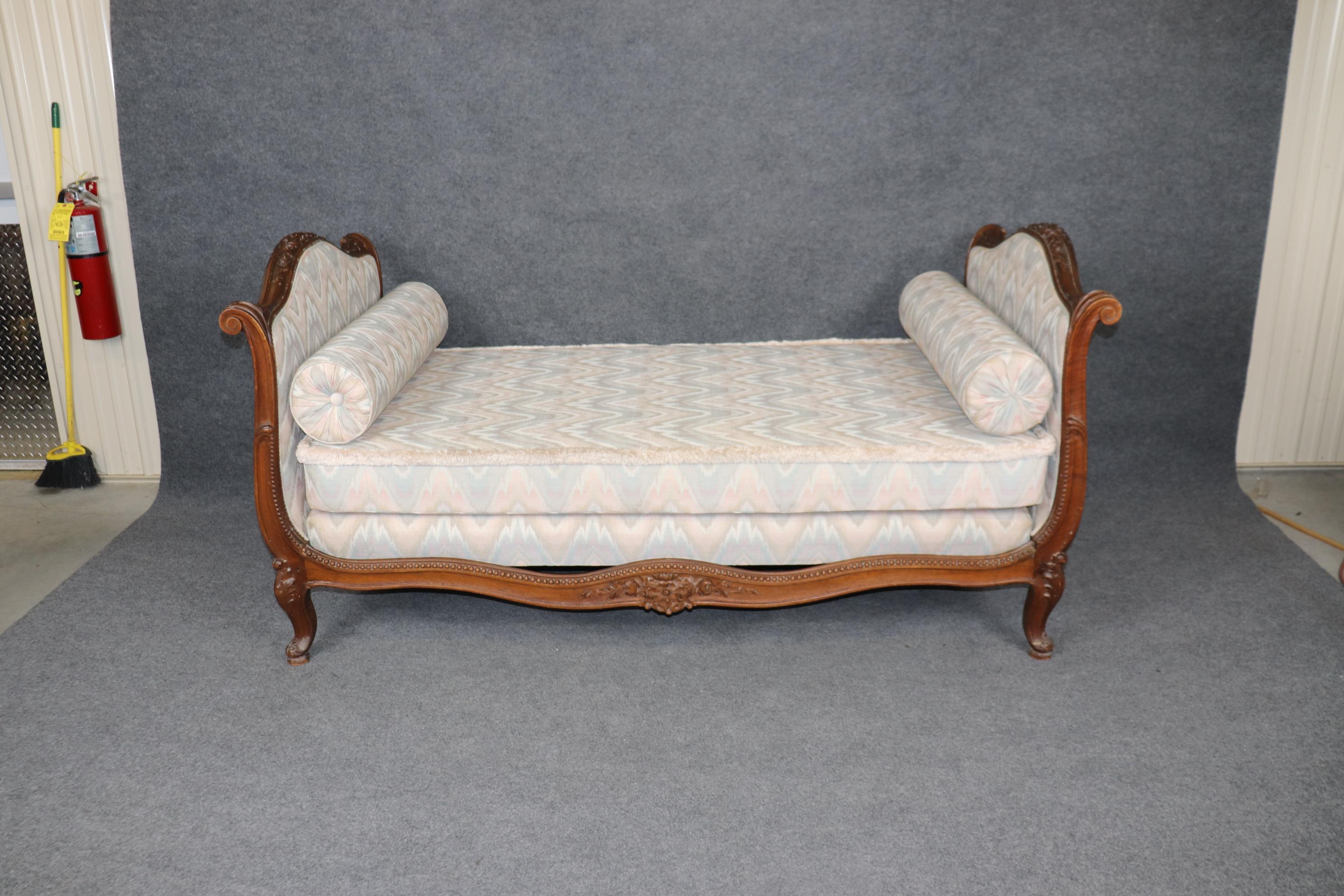 Français Chaise longue en noyer sculpté de style Louis XV français du 19ème siècle en vente