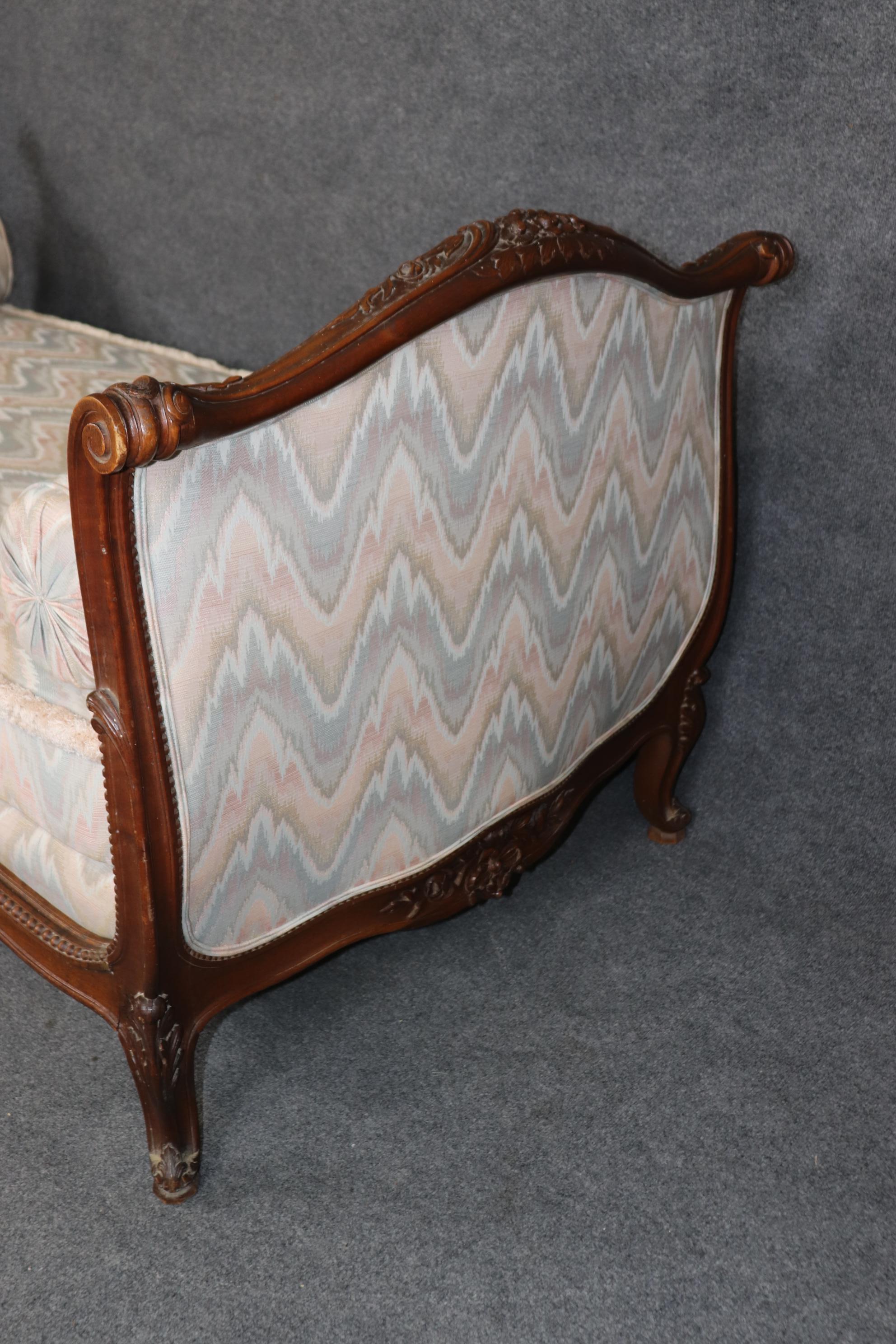 Chaise longue en noyer sculpté de style Louis XV français du 19ème siècle Bon état - En vente à Swedesboro, NJ