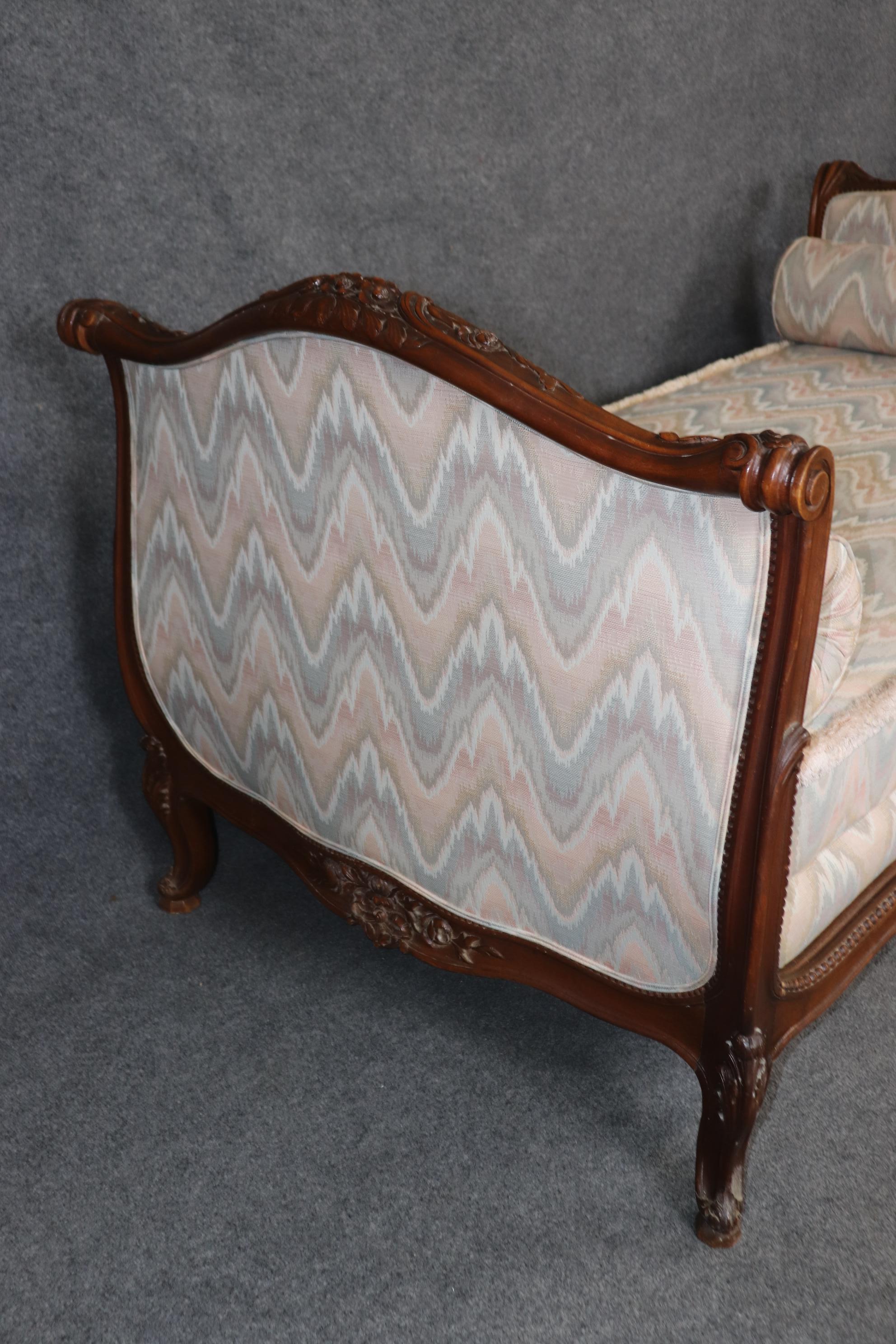Fin du XIXe siècle Chaise longue en noyer sculpté de style Louis XV français du 19ème siècle en vente