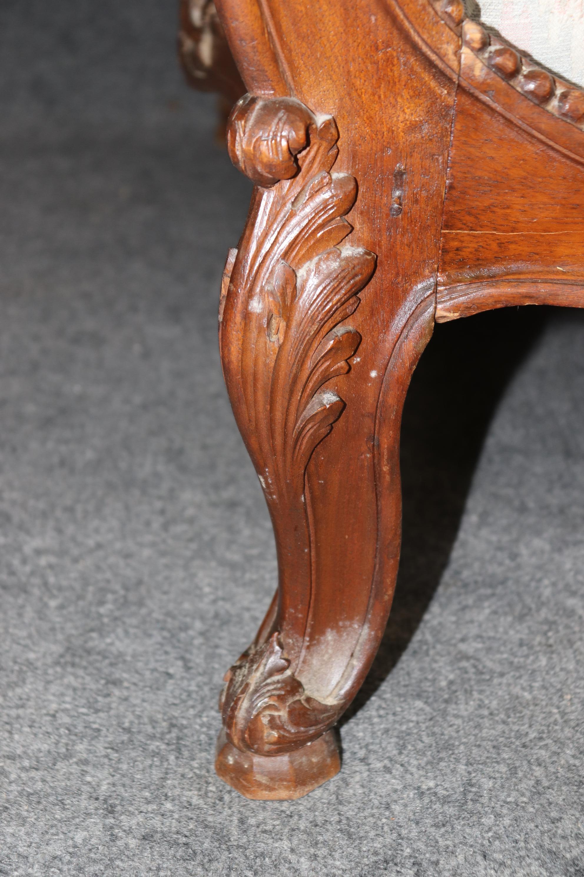 Noyer Chaise longue en noyer sculpté de style Louis XV français du 19ème siècle en vente
