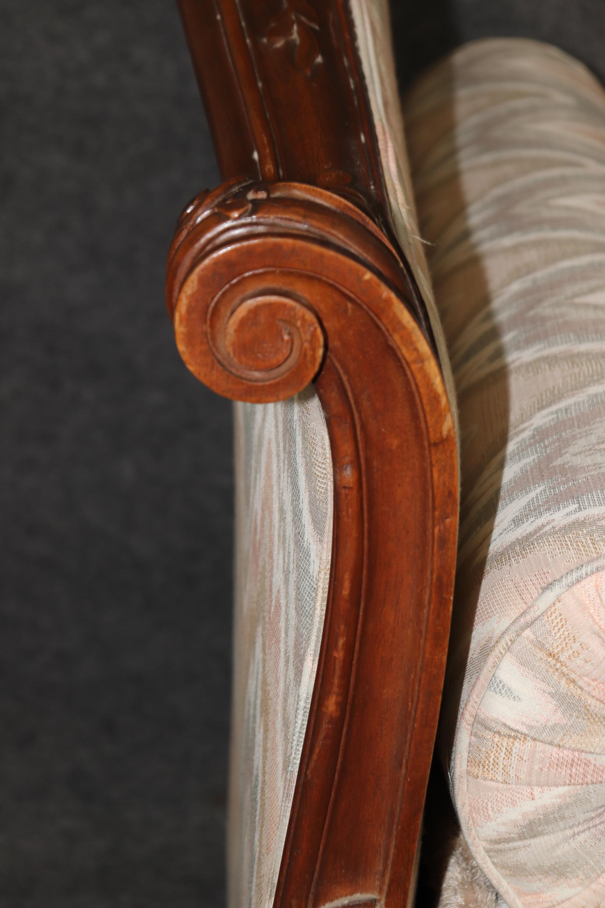 Chaise longue en noyer sculpté de style Louis XV français du 19ème siècle en vente 1