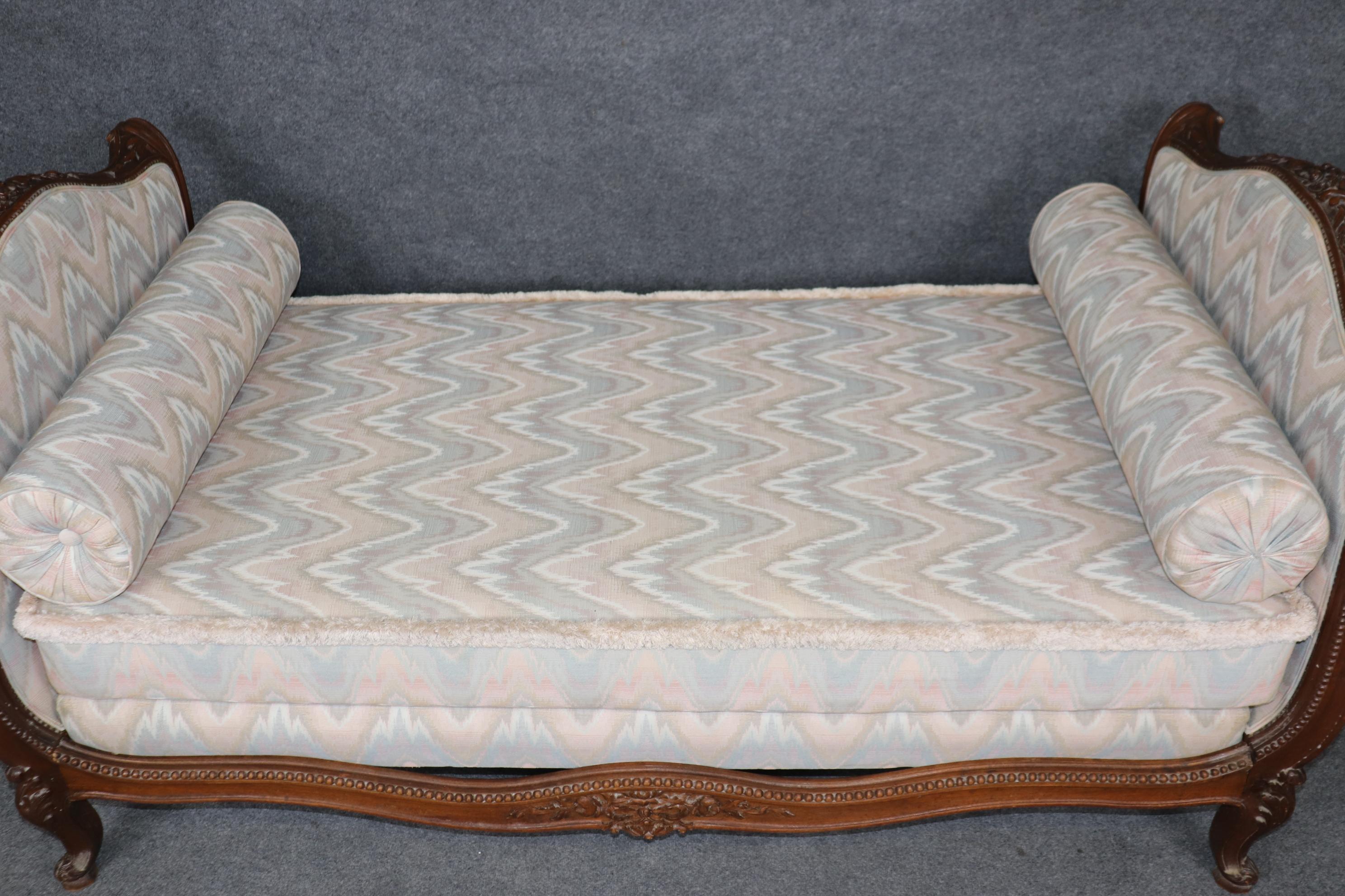 Chaise longue en noyer sculpté de style Louis XV français du 19ème siècle en vente 2