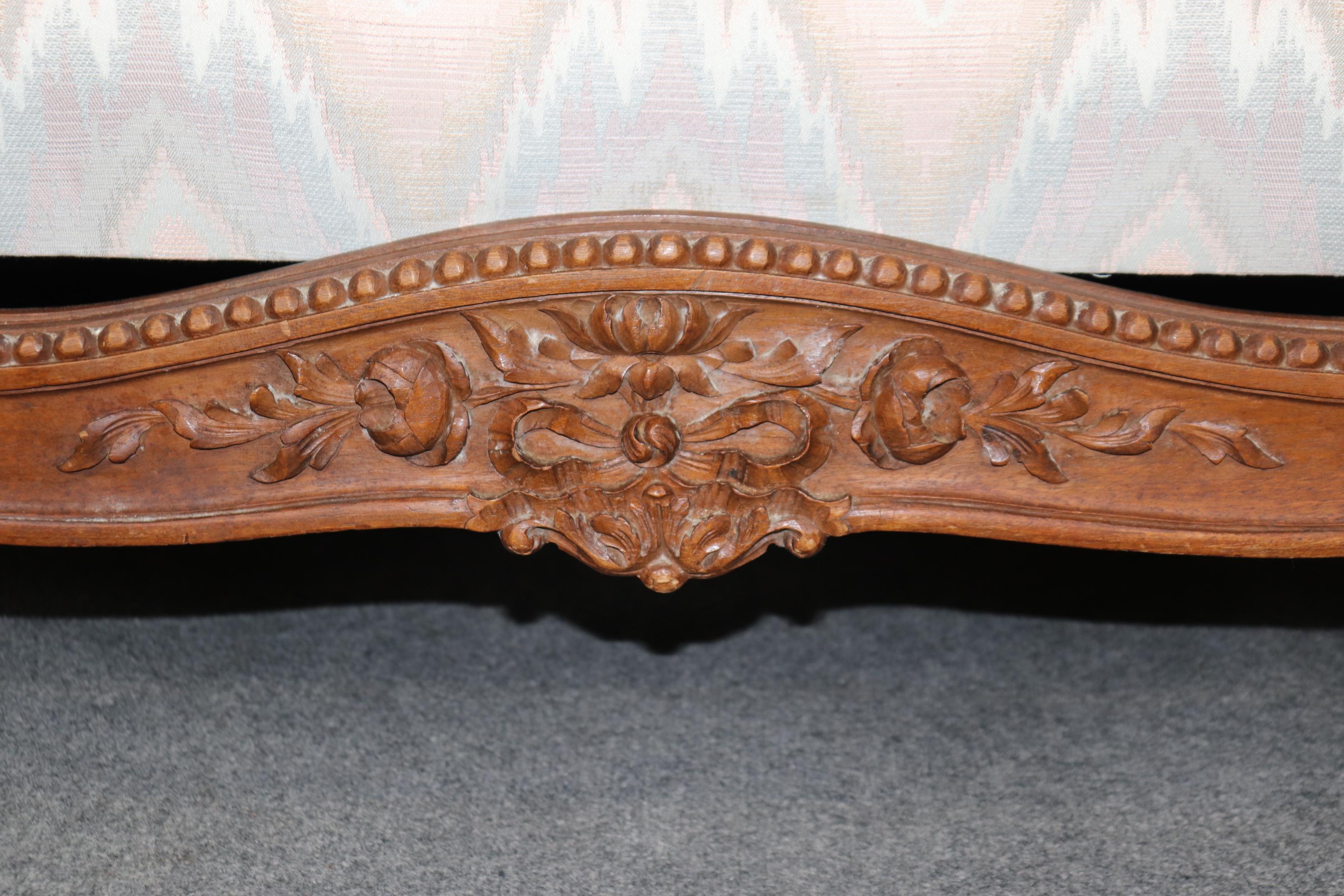 Chaise longue en noyer sculpté de style Louis XV français du 19ème siècle en vente 3