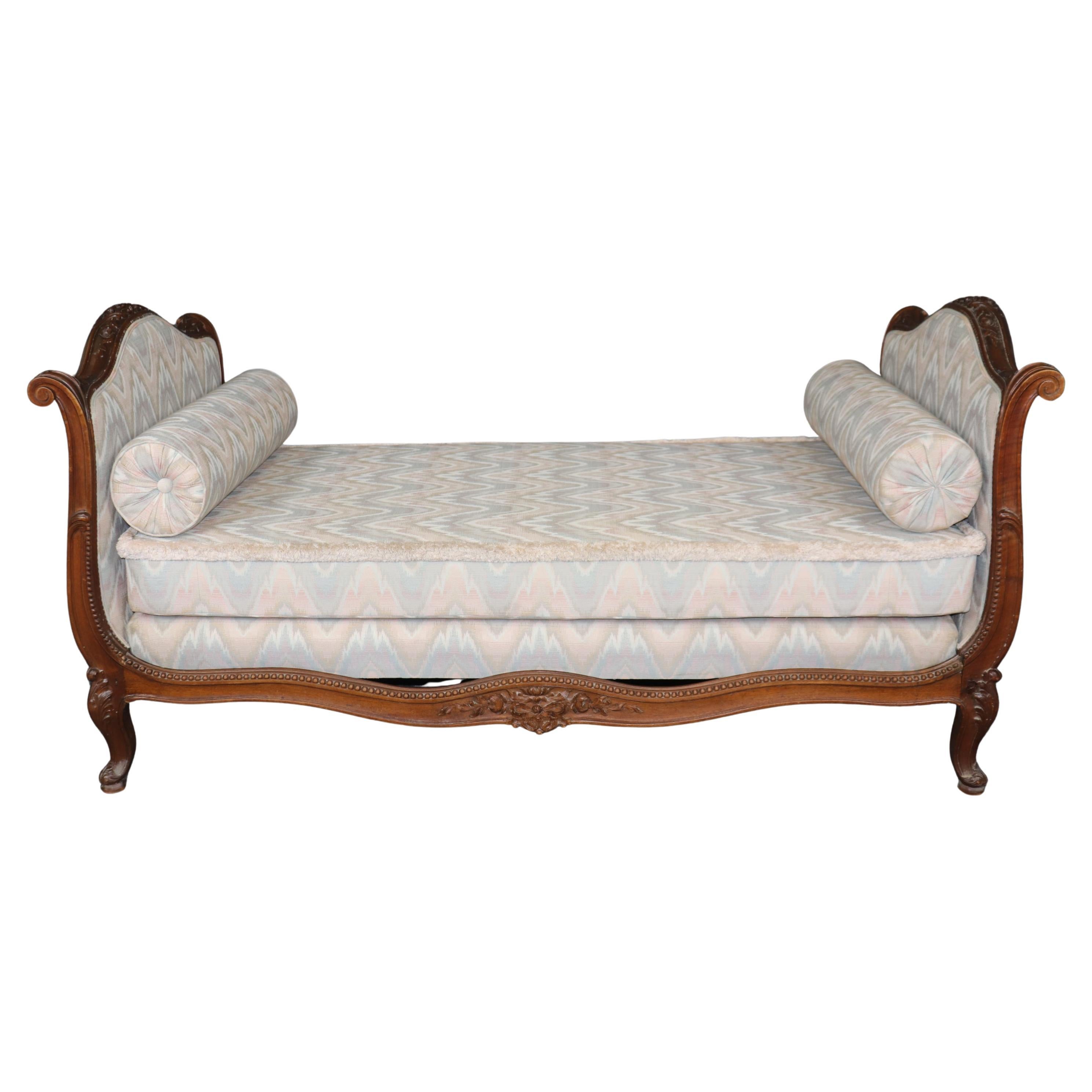 Fine Quality Carved Walnut French Louis XV Style 19th Century Daybed Chaise
