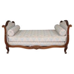 Fine Quality Carved Walnut French Louis XV Style 19th Century Daybed Chaise