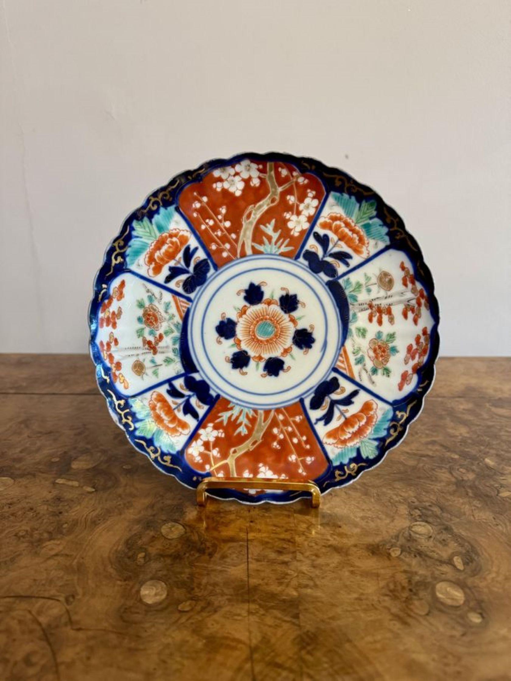 Fina colección de calidad de cinco inusuales platos imari japoneses antiguos, con una colección de calidad de cinco inusuales platos imari japoneses antiguos decorados con peces, flores, pájaros, insectos, árboles, hojas y volutas en impresionantes