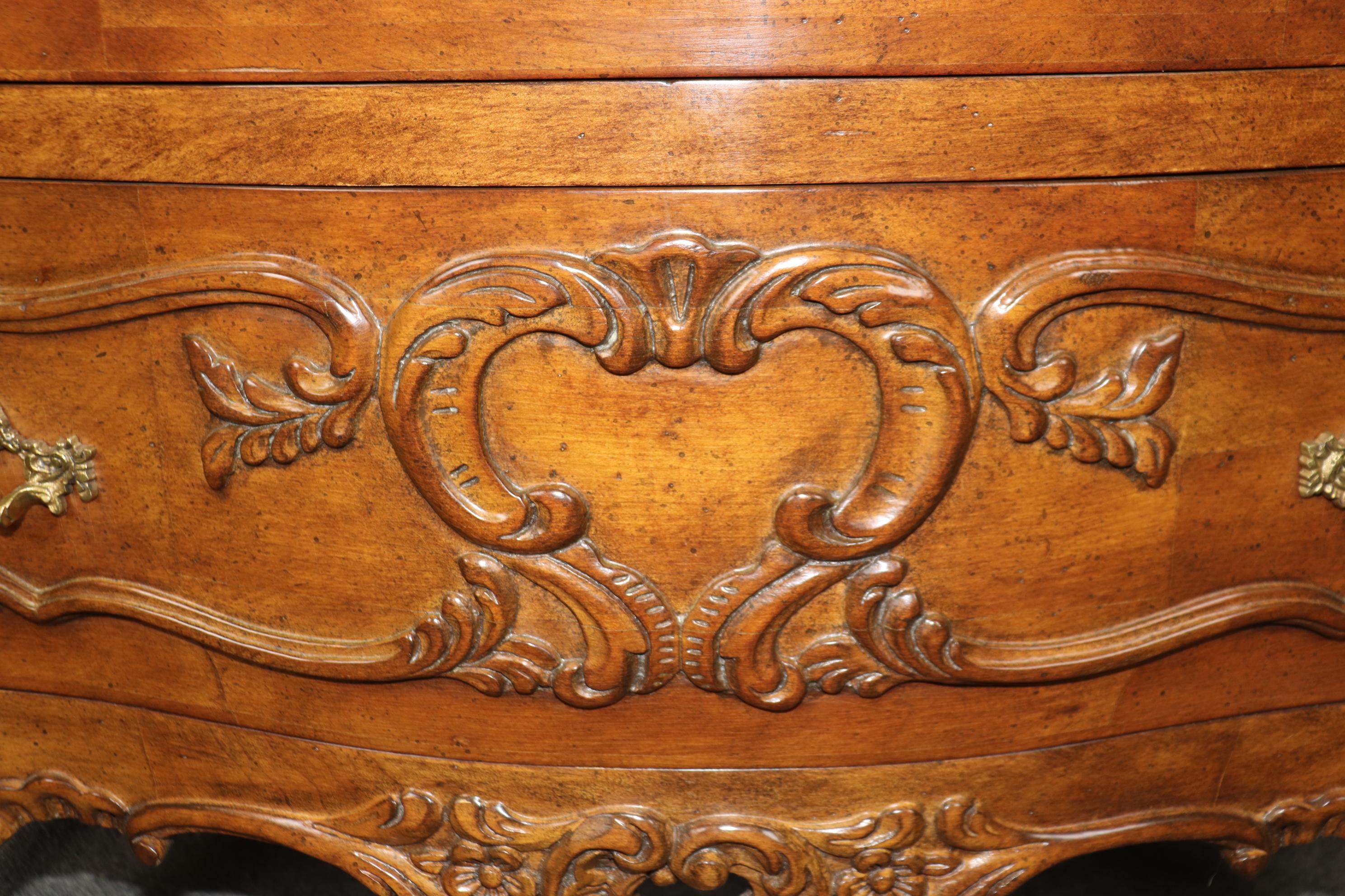 Commode in legno di noce intagliato in stile Luigi XV di alta qualità. in vendita 4