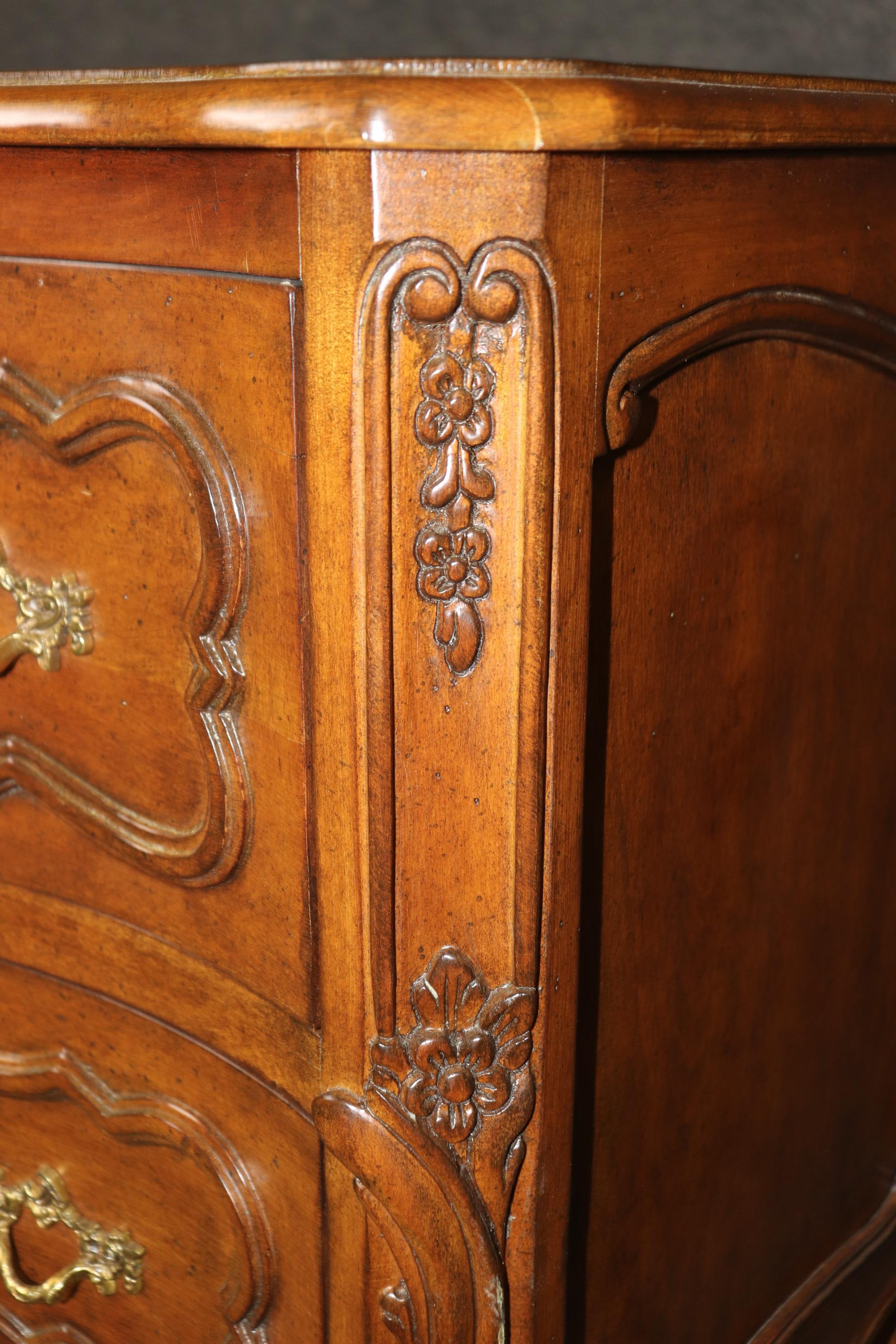Commode in legno di noce intagliato in stile Luigi XV di alta qualità. in vendita 5