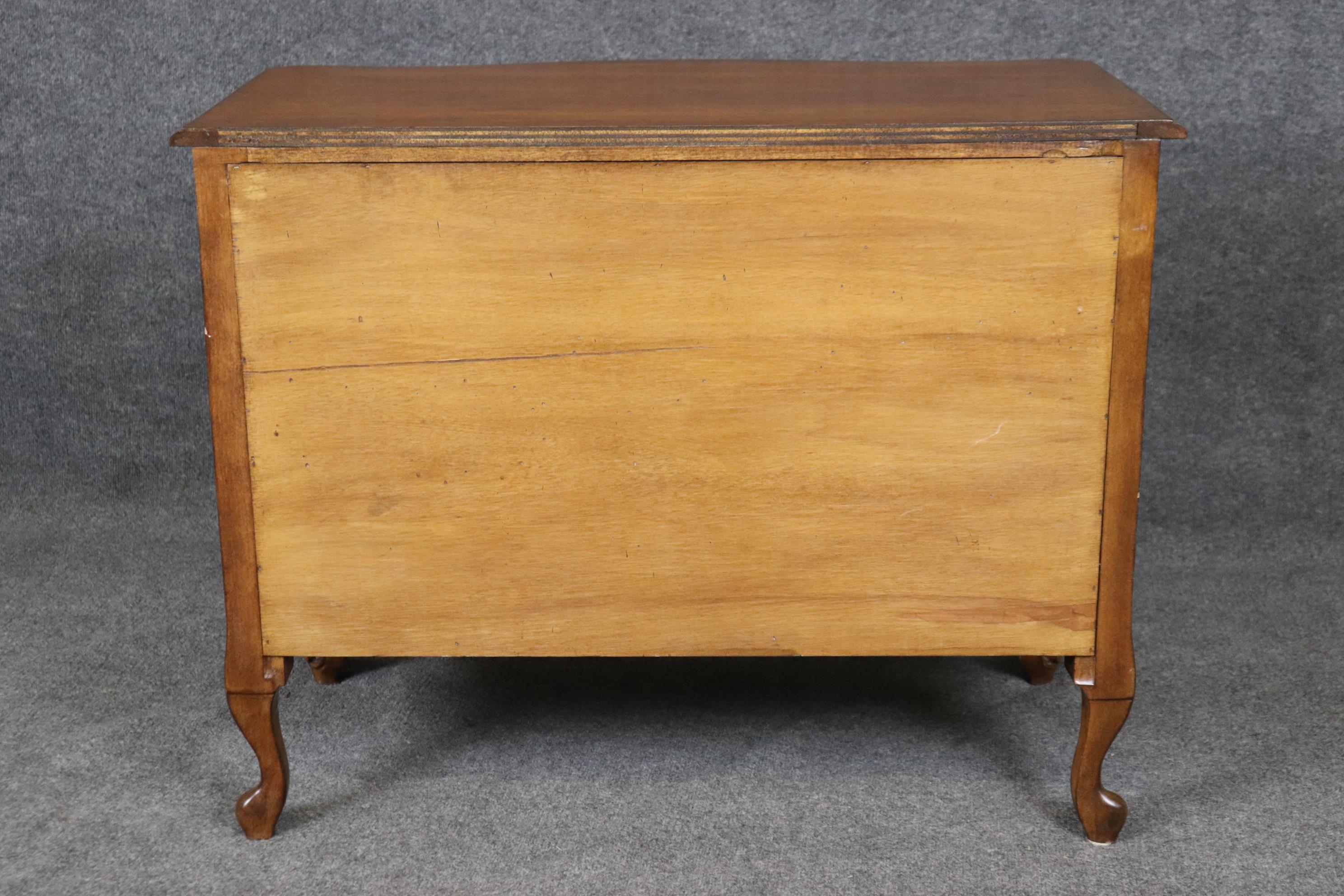 Commode in legno di noce intagliato in stile Luigi XV di alta qualità. in vendita 6